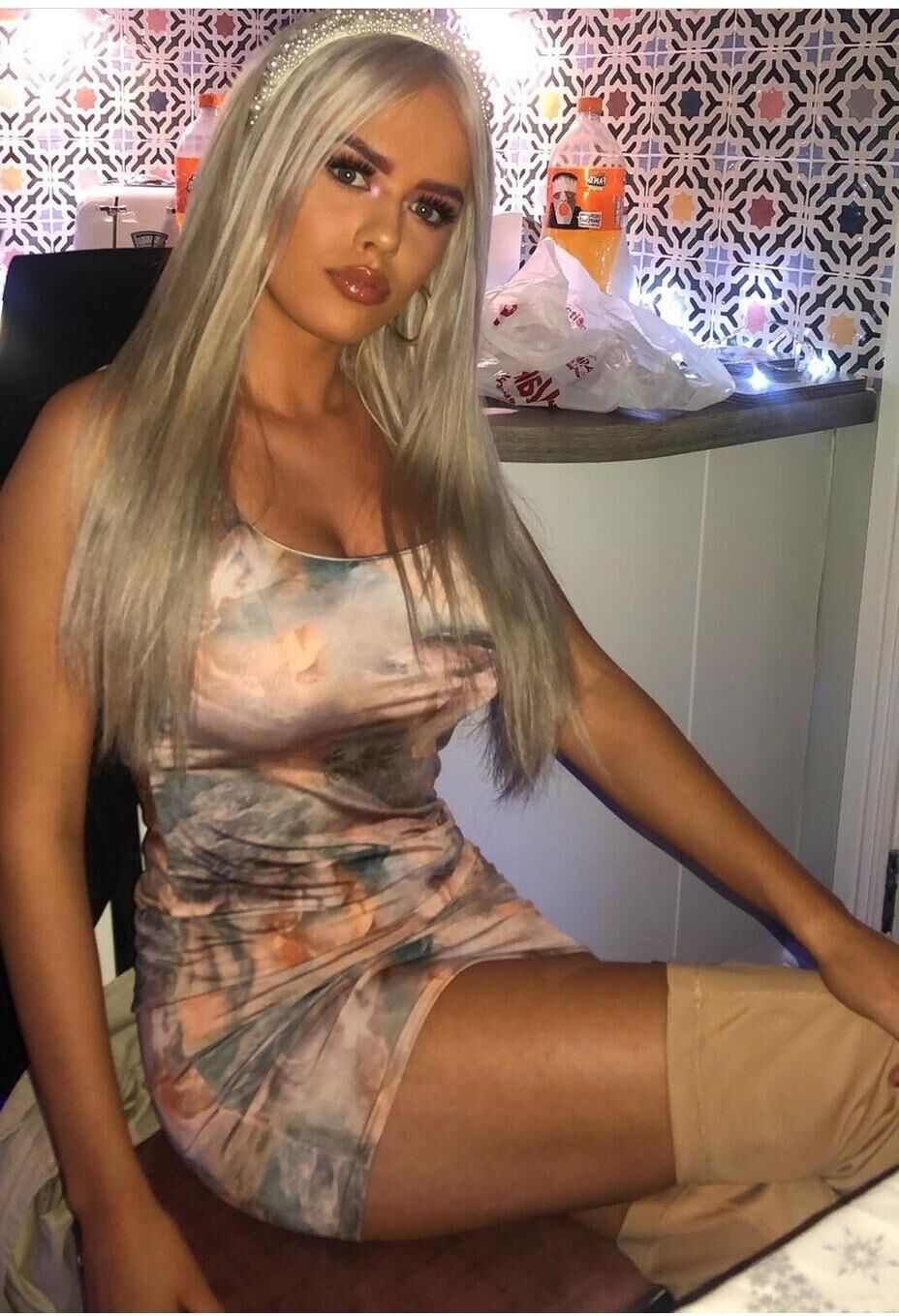 Caitlin expôs seus enormes peitos britânicos em um pornô