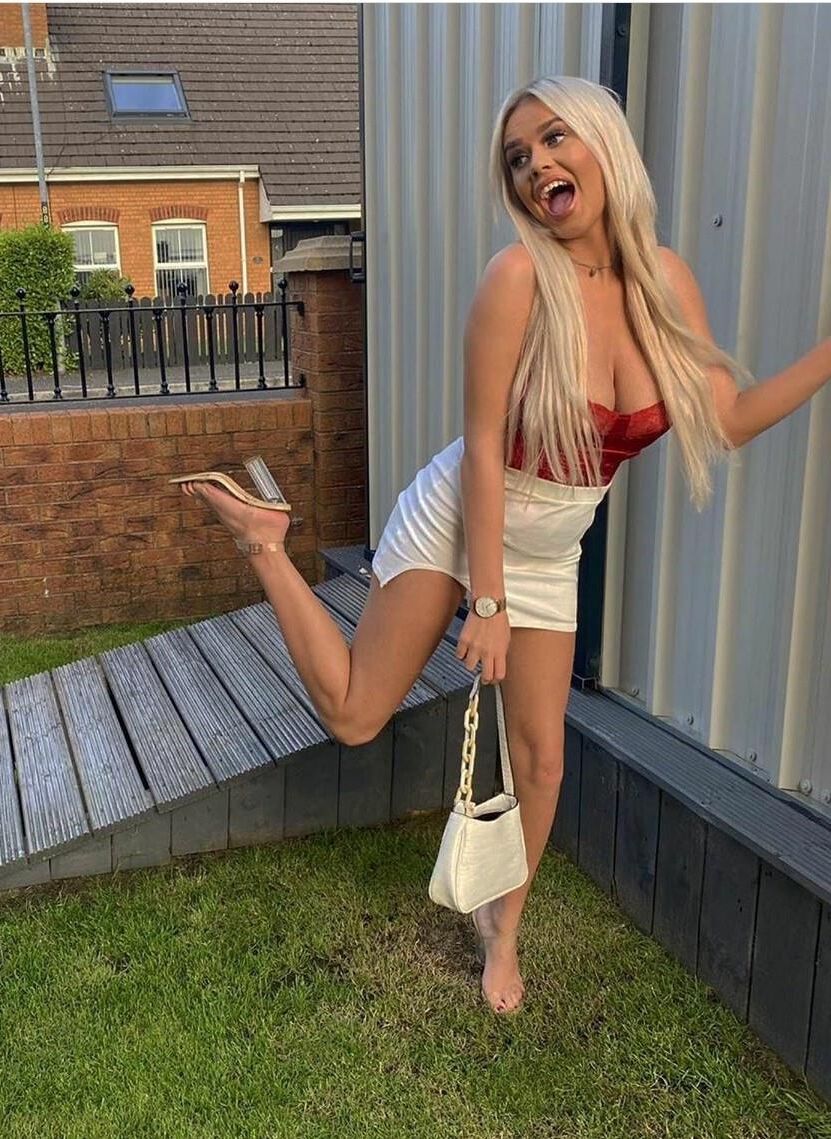 Caitlin expôs seus enormes peitos britânicos em um pornô