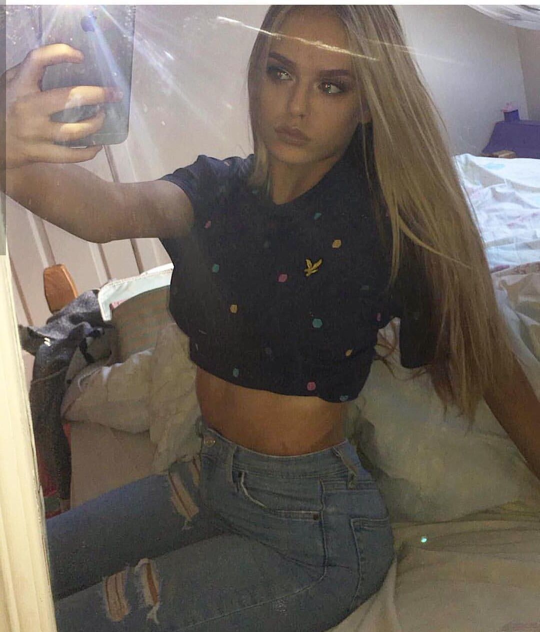 Caitlin expôs seus enormes peitos britânicos em um pornô