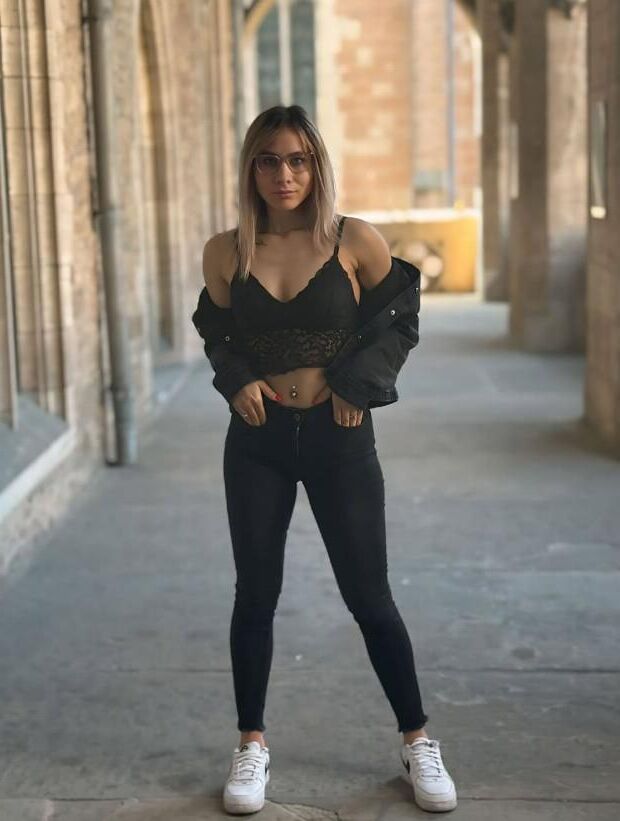 Adolescente gitana serbia con strong culo parte II