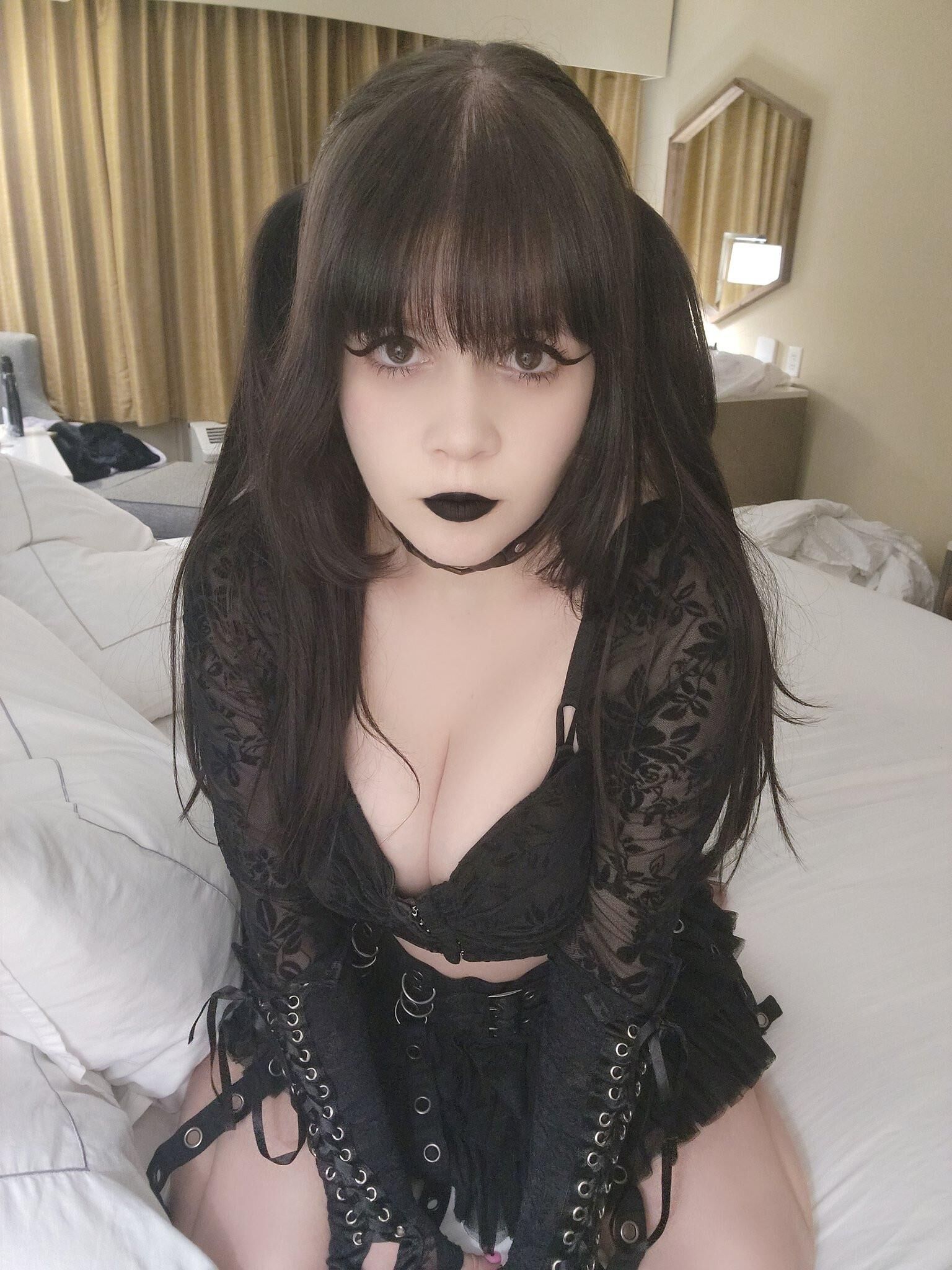 GOTH BRATTY PIXIE