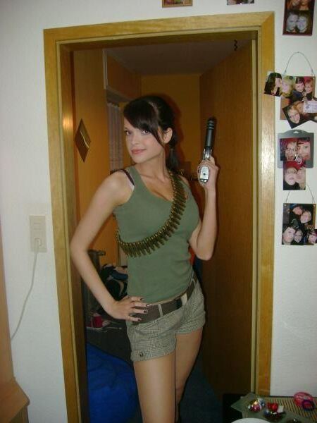 Melanie spielt mit Pistolem, obwohl ihr body die geilste Waffe i