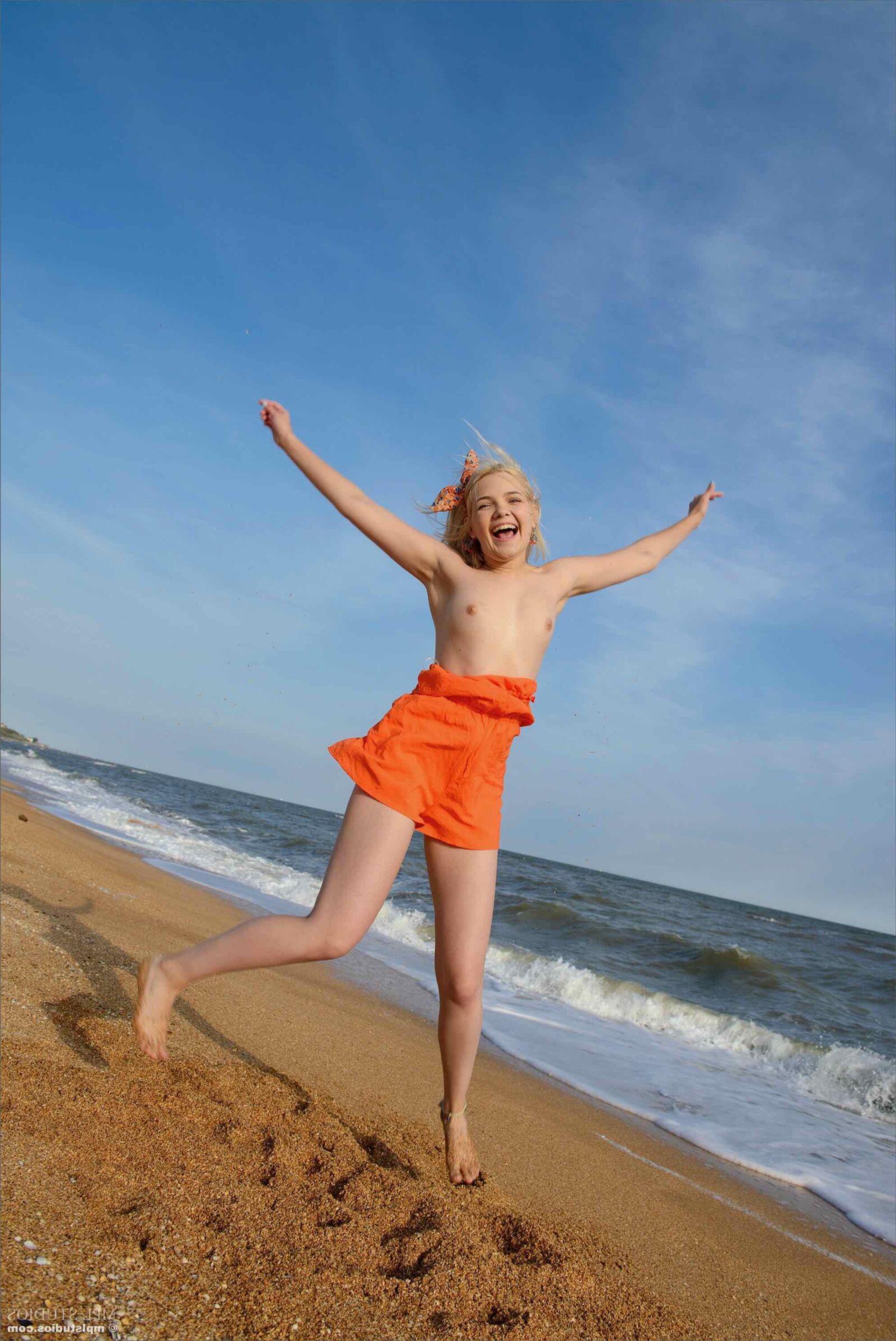 MPLStudios CALI Orange beach girl