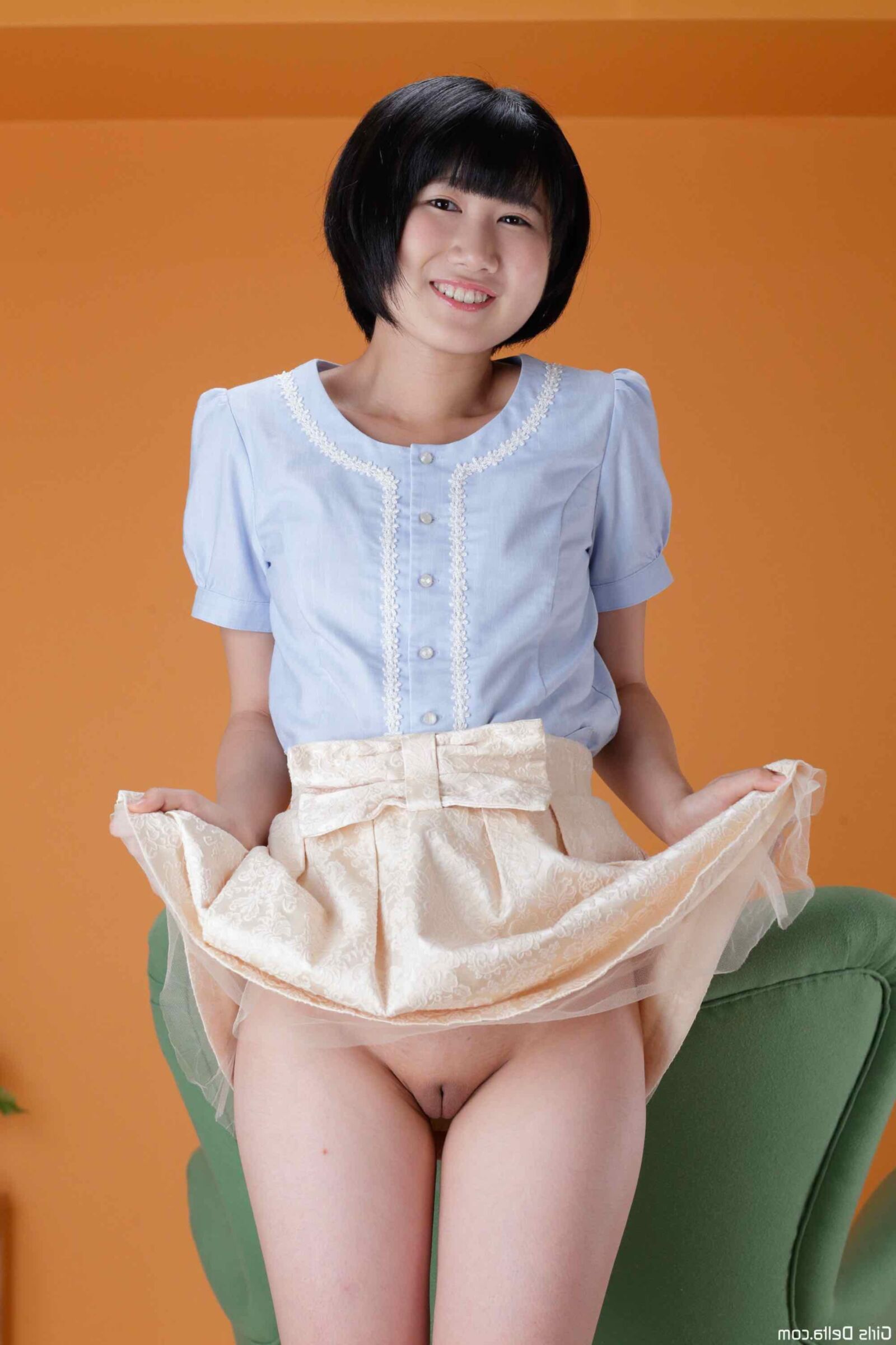 Girlsdelta Tomie desnuda en su silla verde
