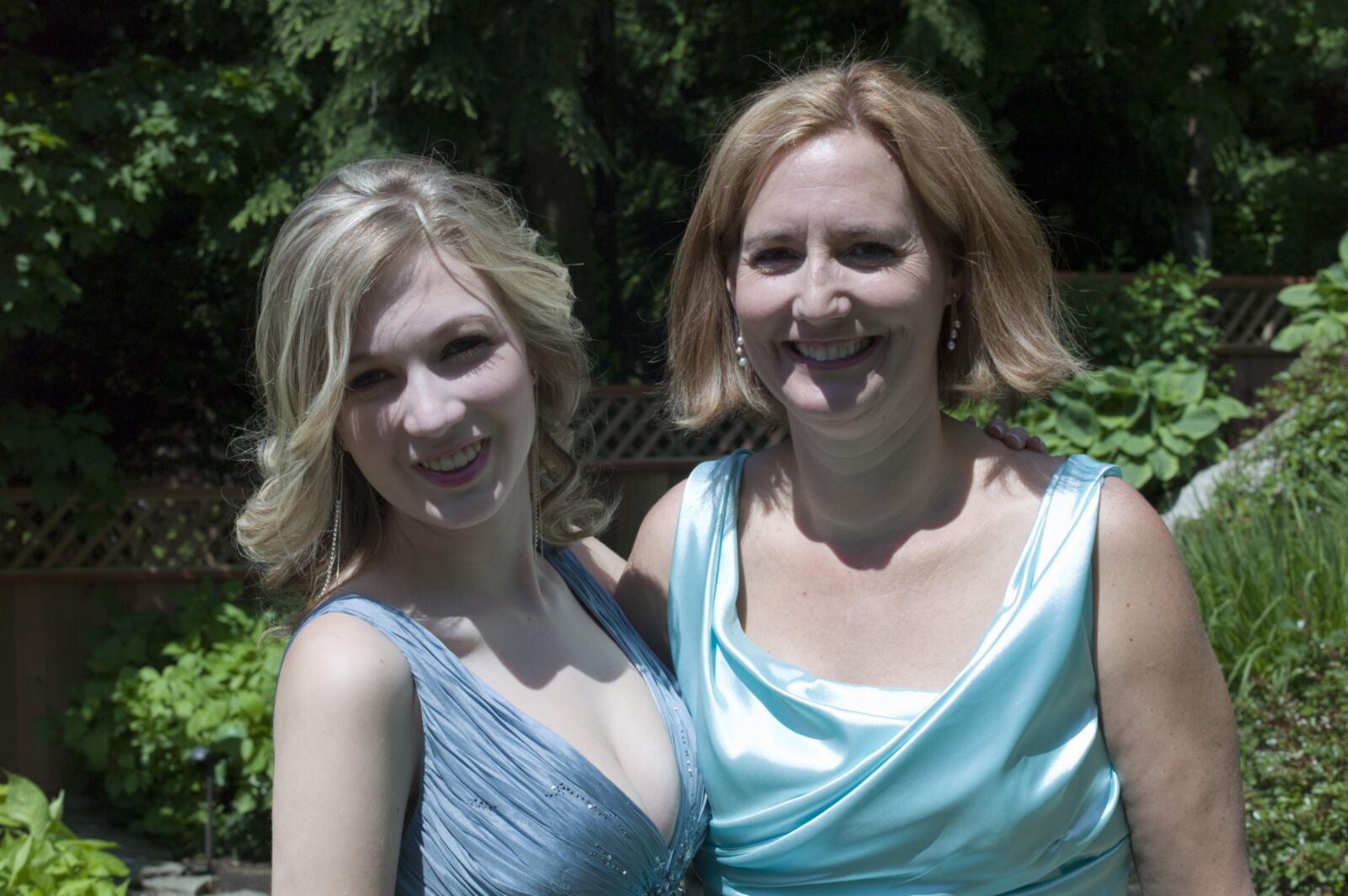 Busty Big Tits Prom Babes!