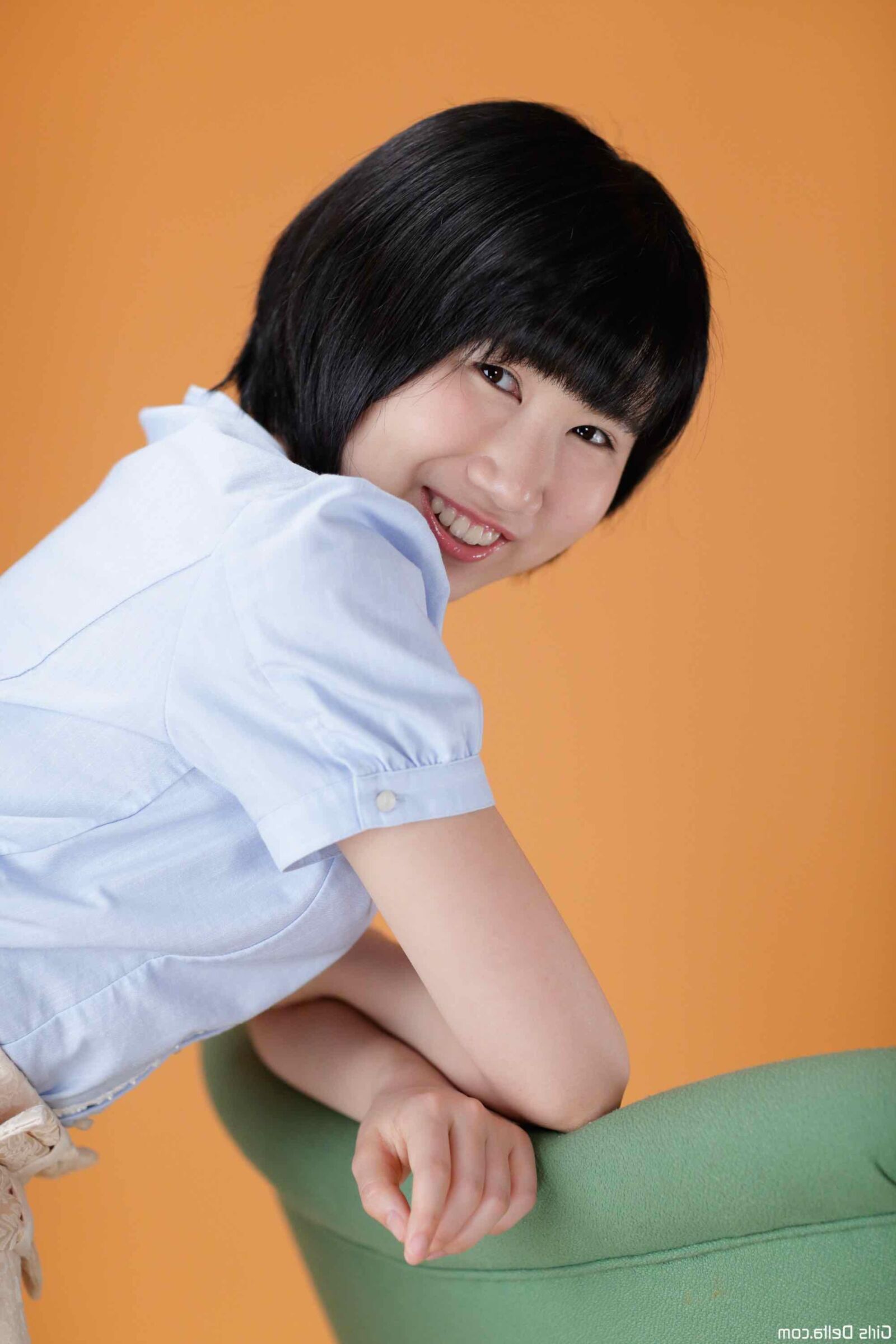 Girlsdelta Tomie desnuda en su silla verde