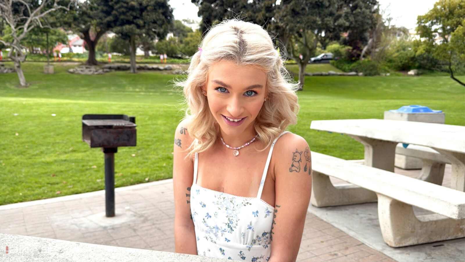 Emma Rosie Blue Eyed Emma rasierte Muschi wird ausgestreckt