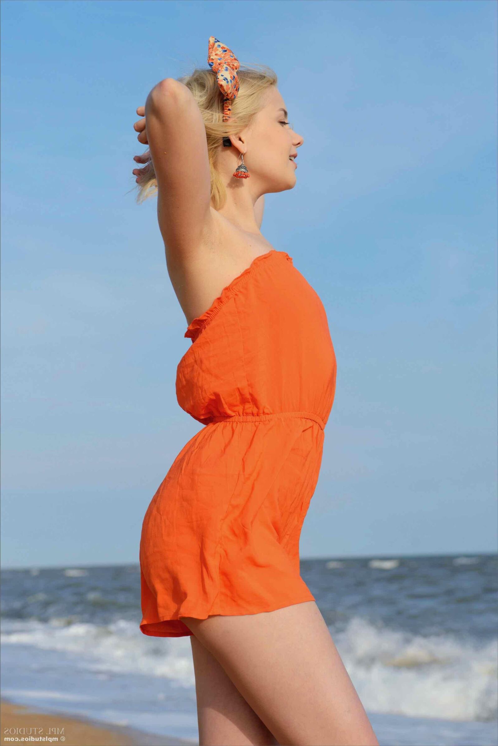 MPLStudios CALI Orange beach girl