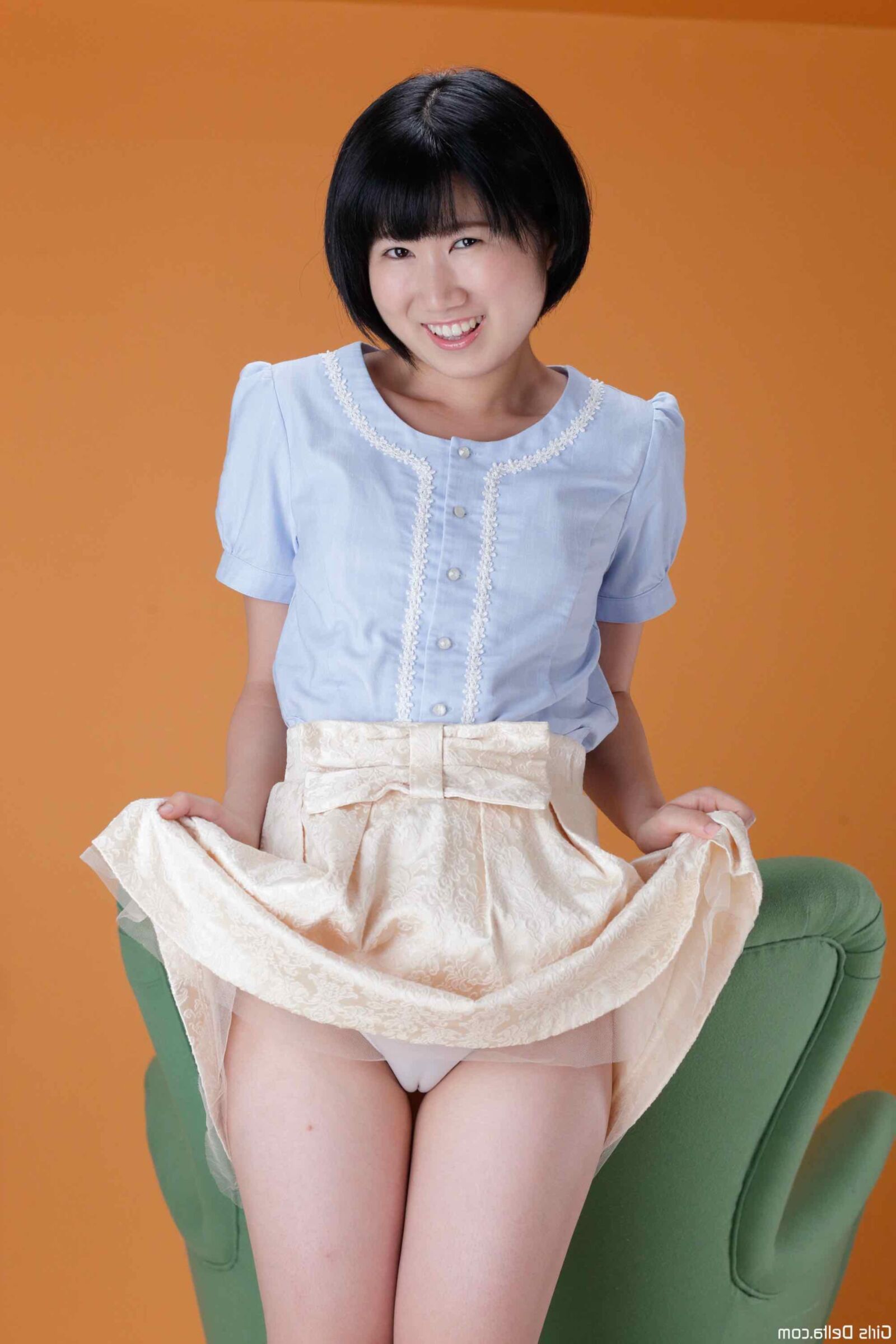 Girlsdelta Tomie desnuda en su silla verde