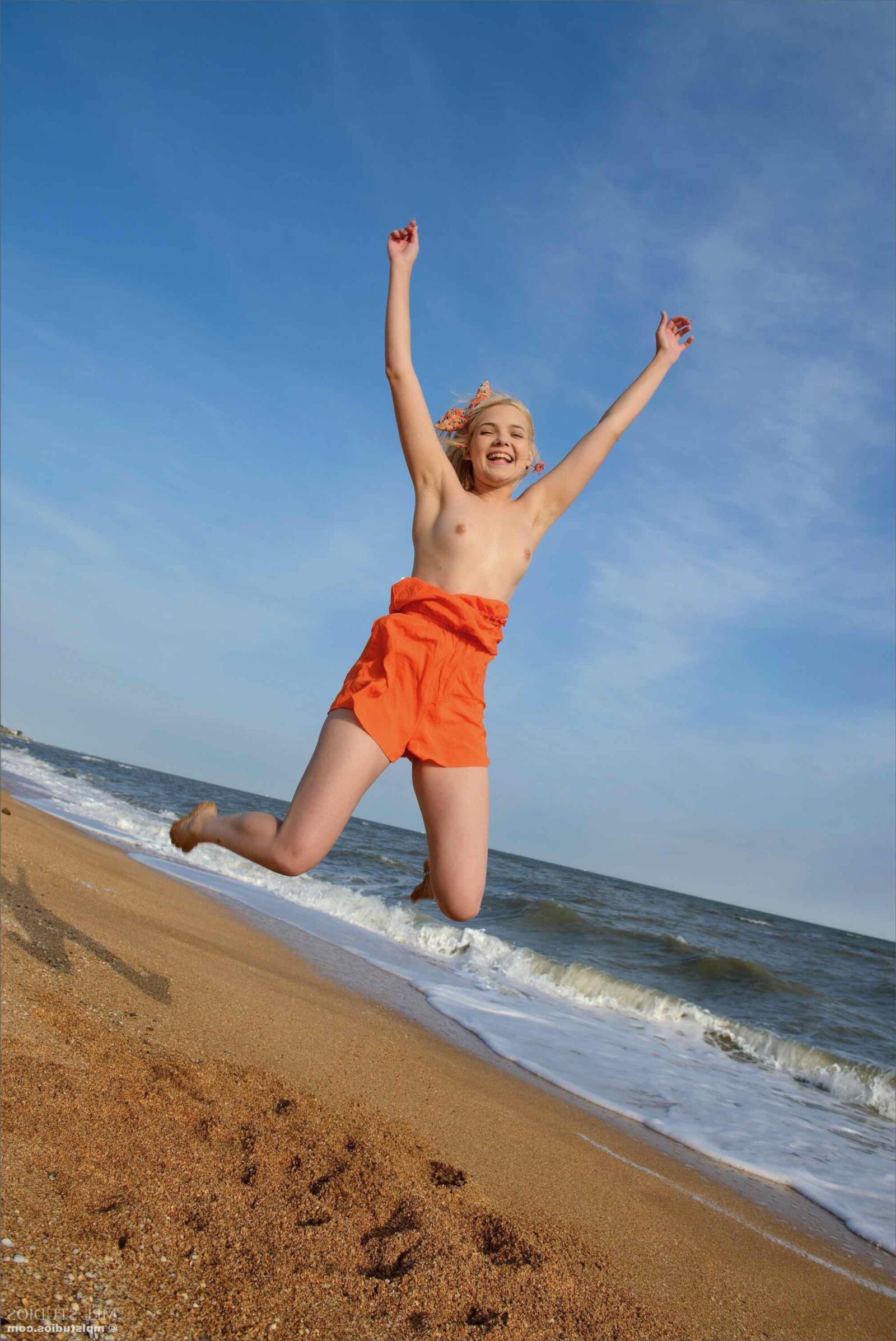 MPLStudios CALI Orange beach girl
