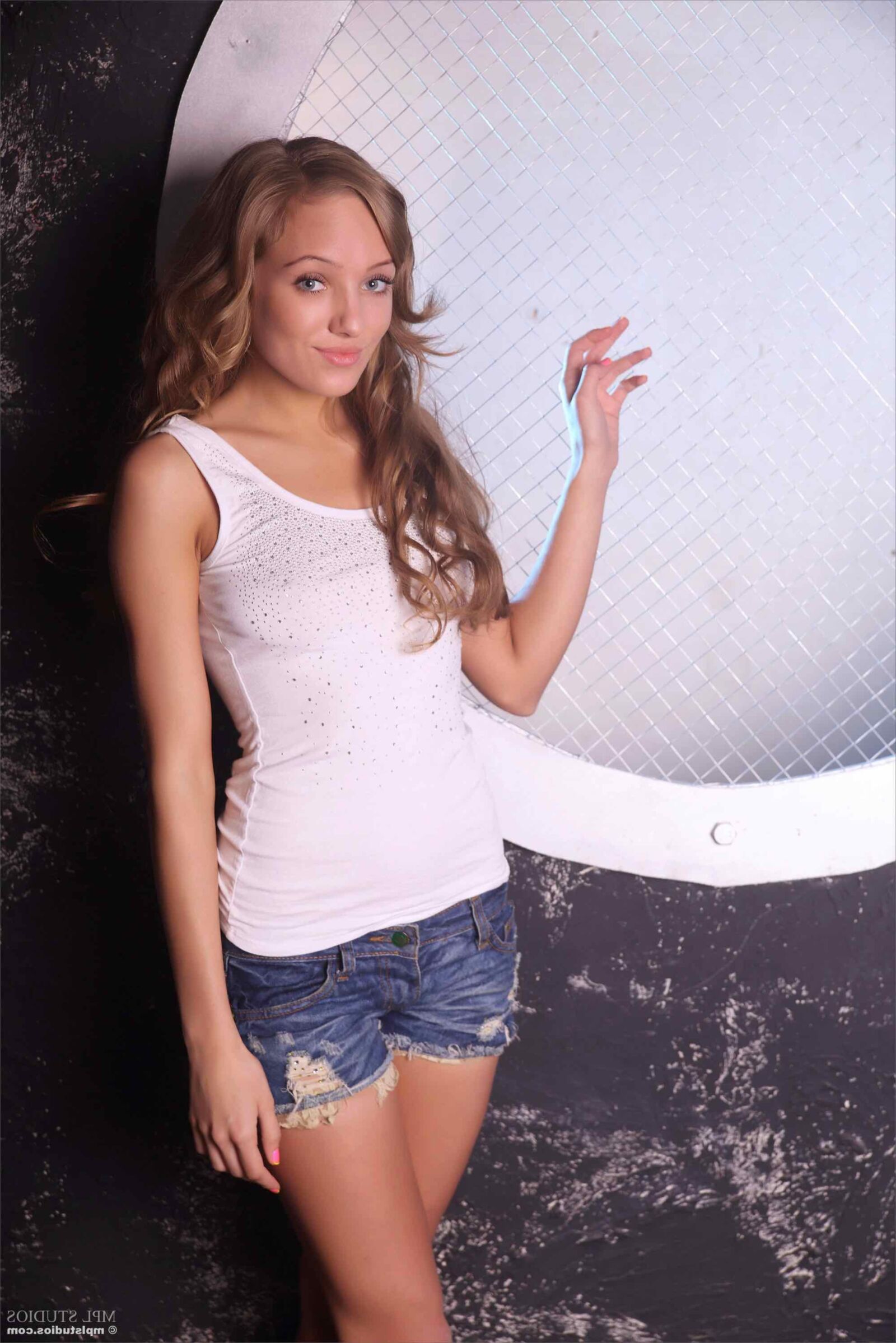 Mplstudios Francessca am runden Fenster