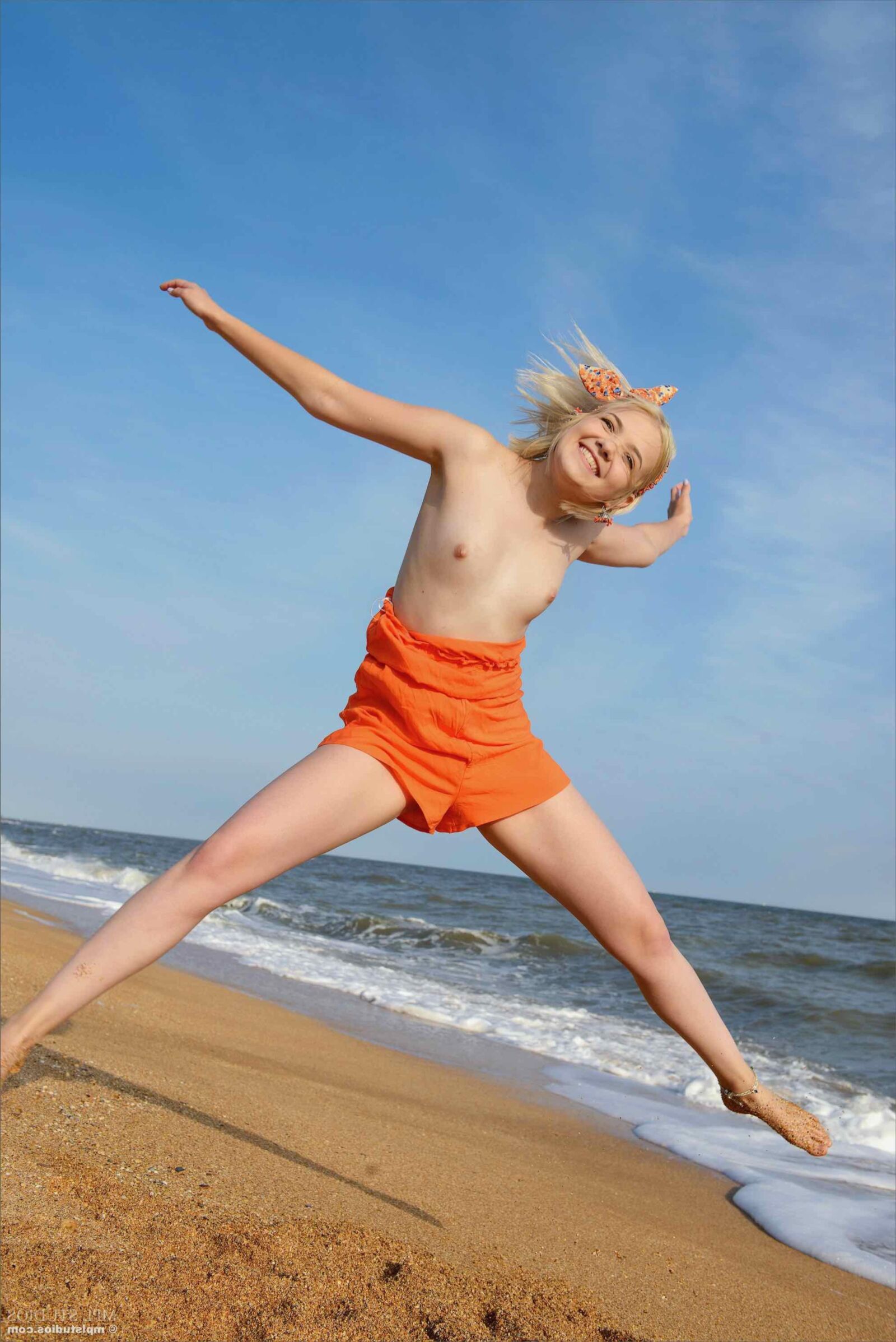 MPLStudios CALI Orange beach girl