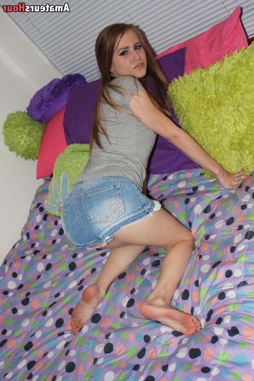 Adolescente sur le lit
