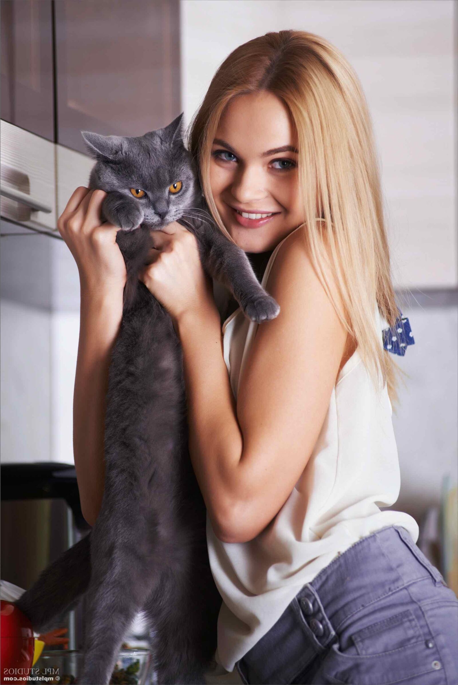 Mplstudios Taliaは彼女の猫を紹介しています