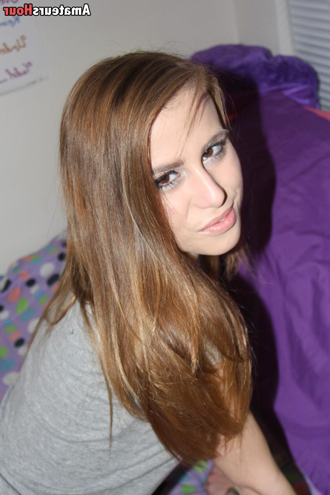Adolescente sur le lit