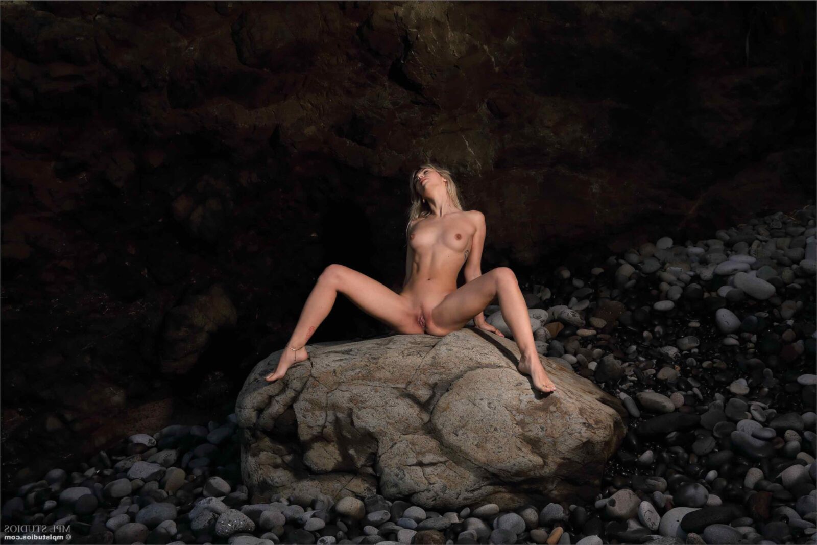 MPLStudios AVERY Seeking passion