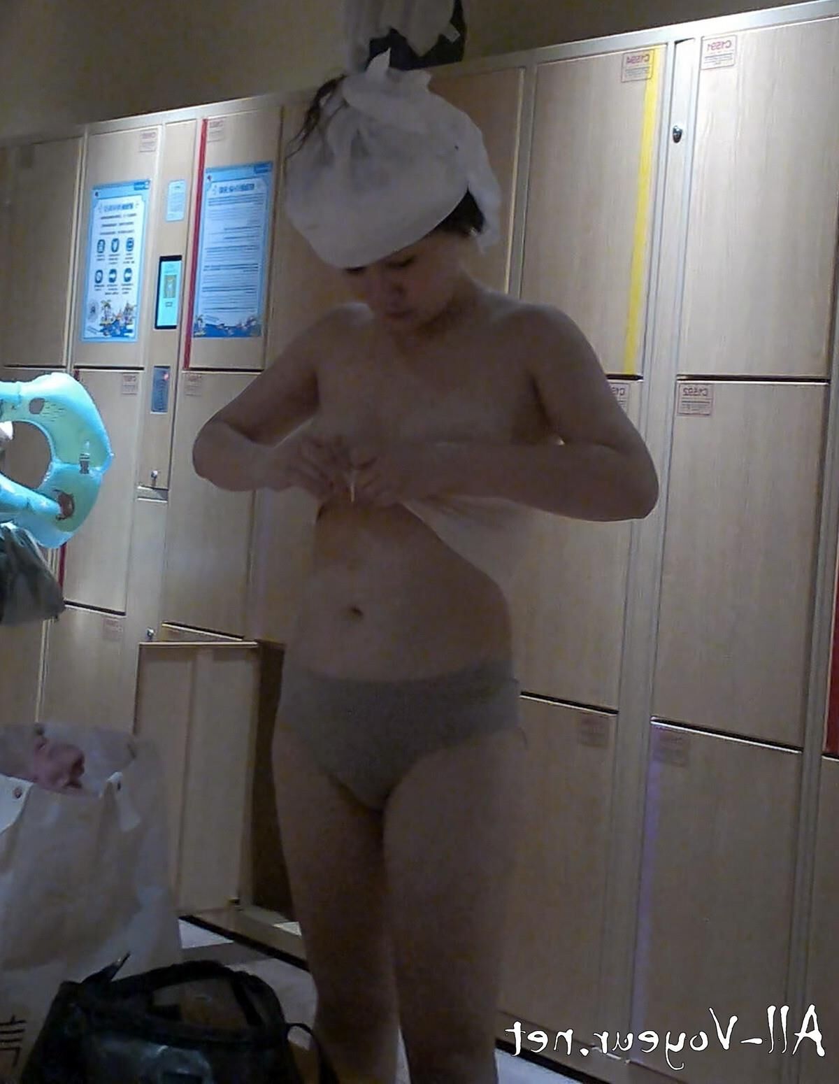 Jeunes filles prenant un bain et se frottant les seins