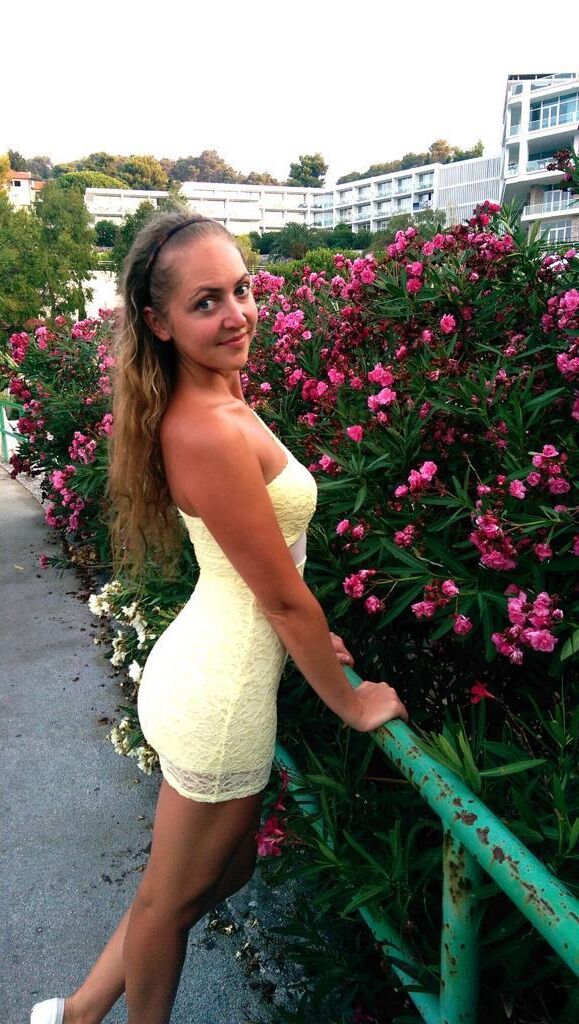Adolescente blonde nudiste ukranienne
