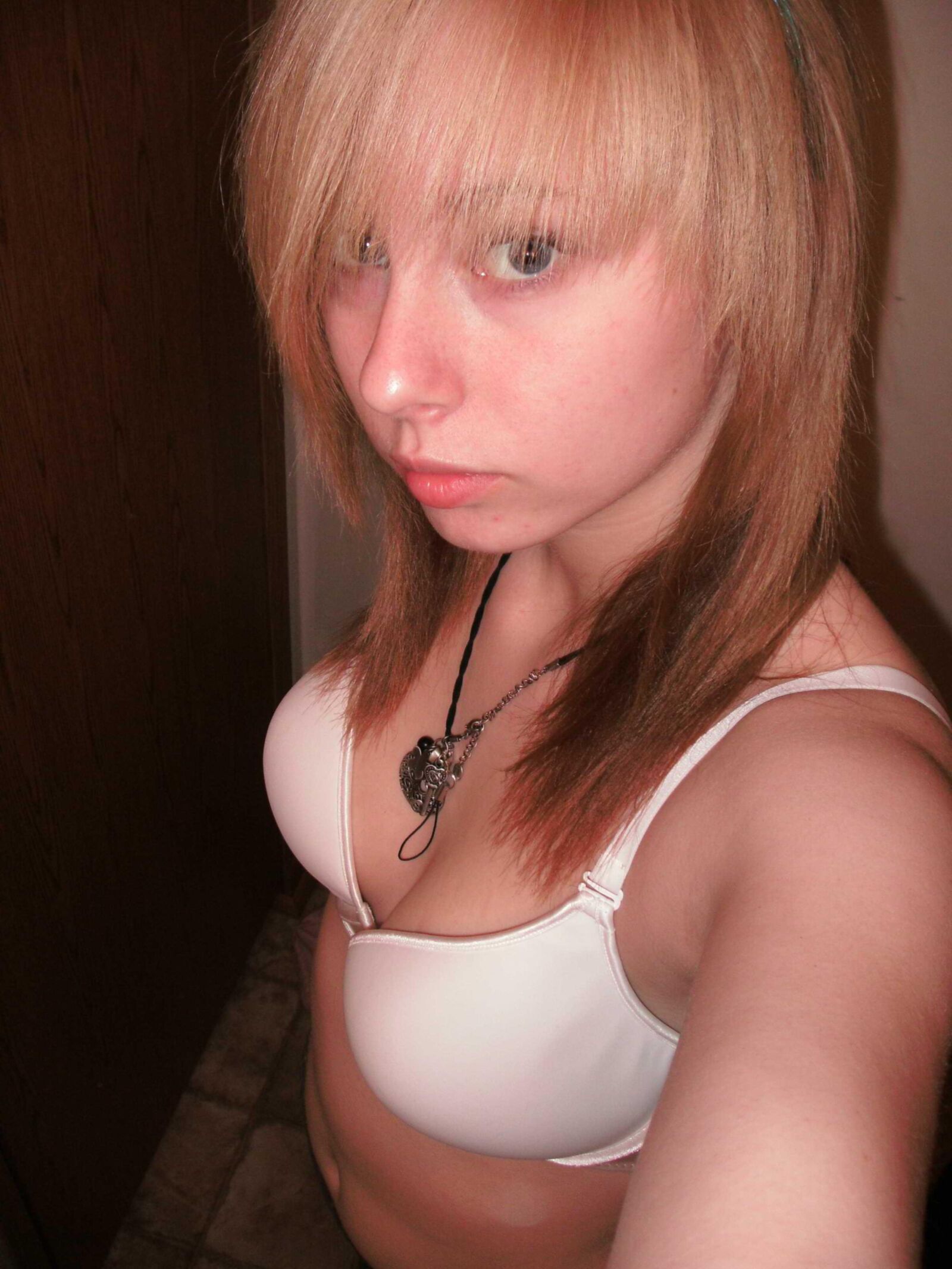 Teen sexy prenant des selfies au lit