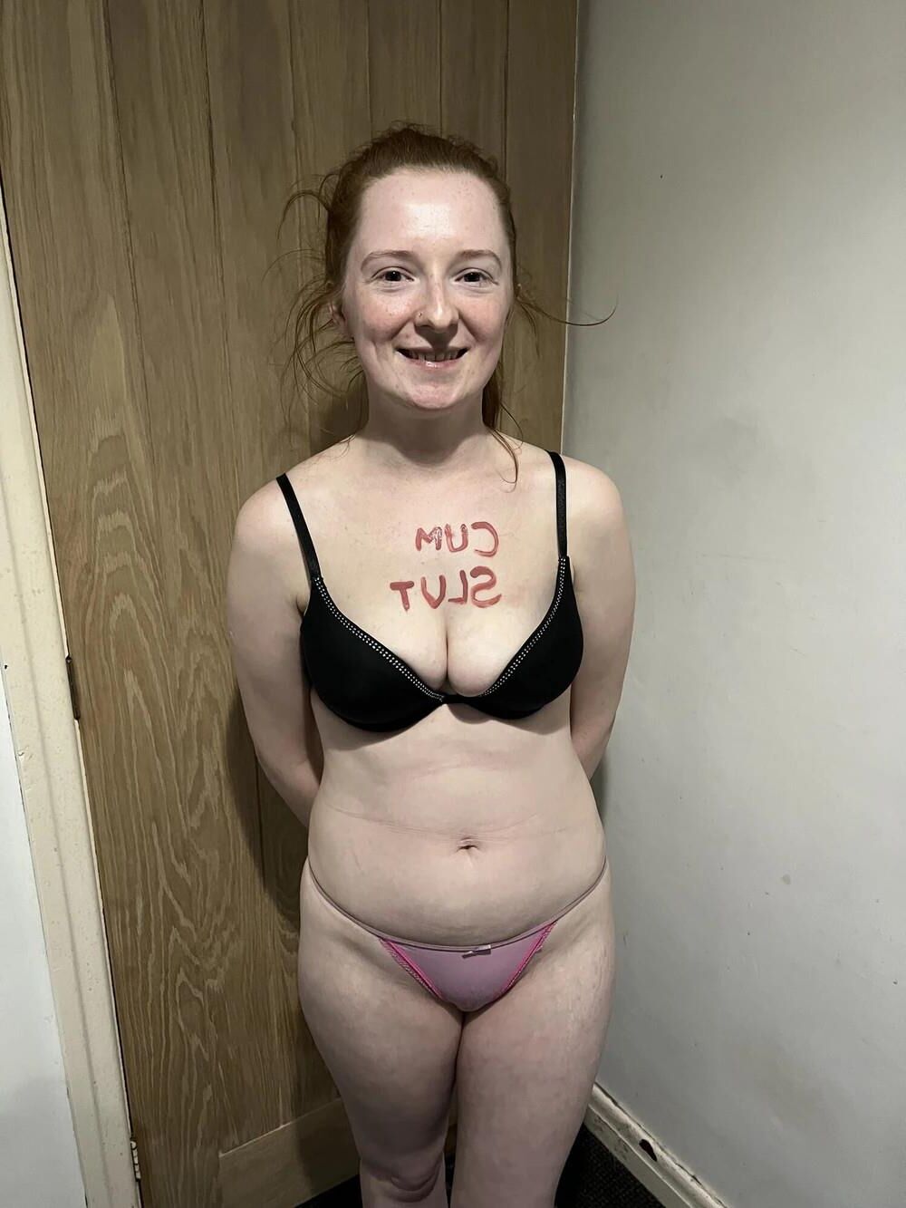 Petite tête rouge sexy du nord-est du Royaume-Uni si amoureuse d'elle