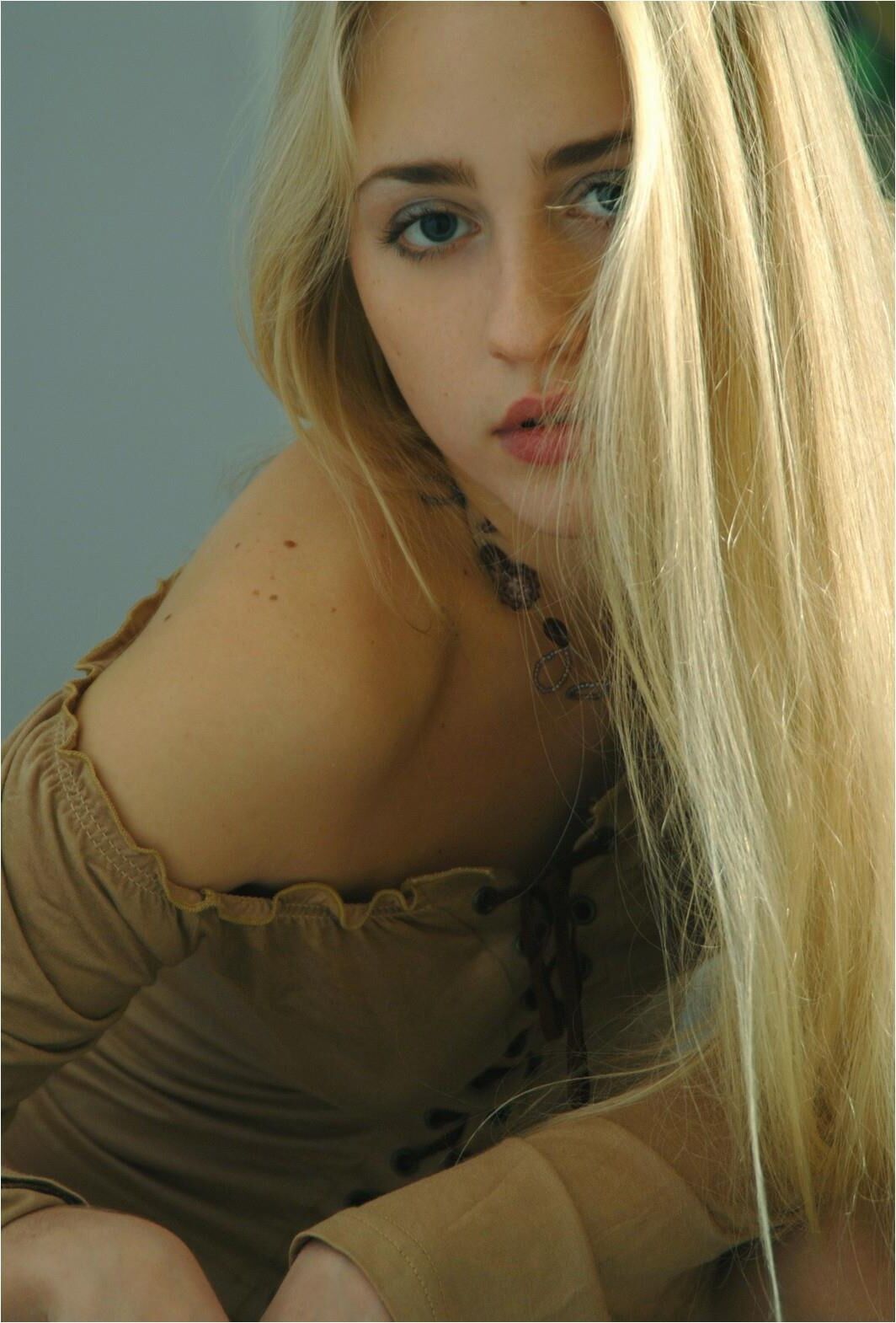 Sona Belle blonde