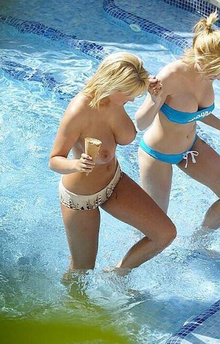 La hija trae a su mejor amiga de vacaciones /