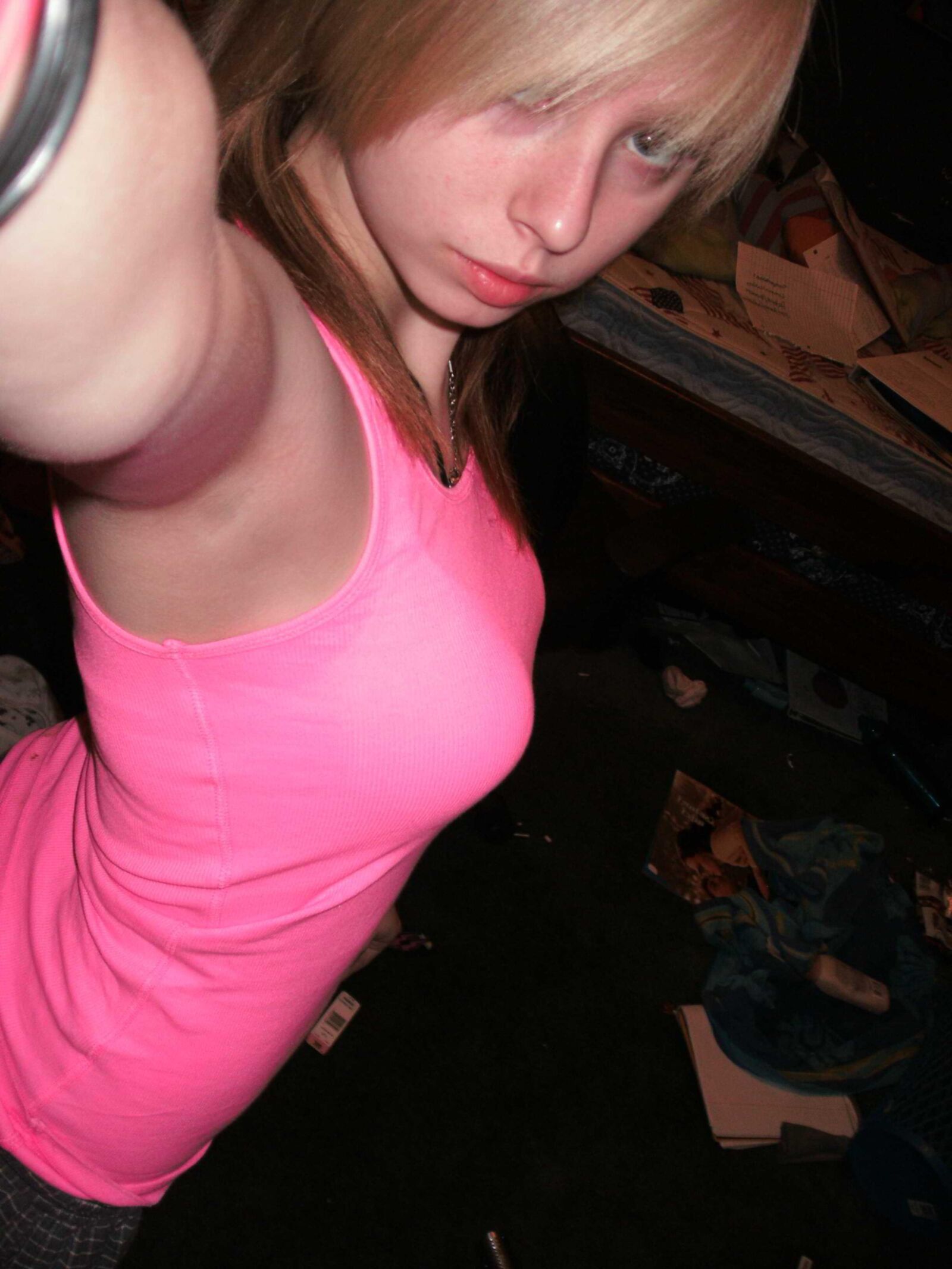 Teen sexy prenant des selfies au lit