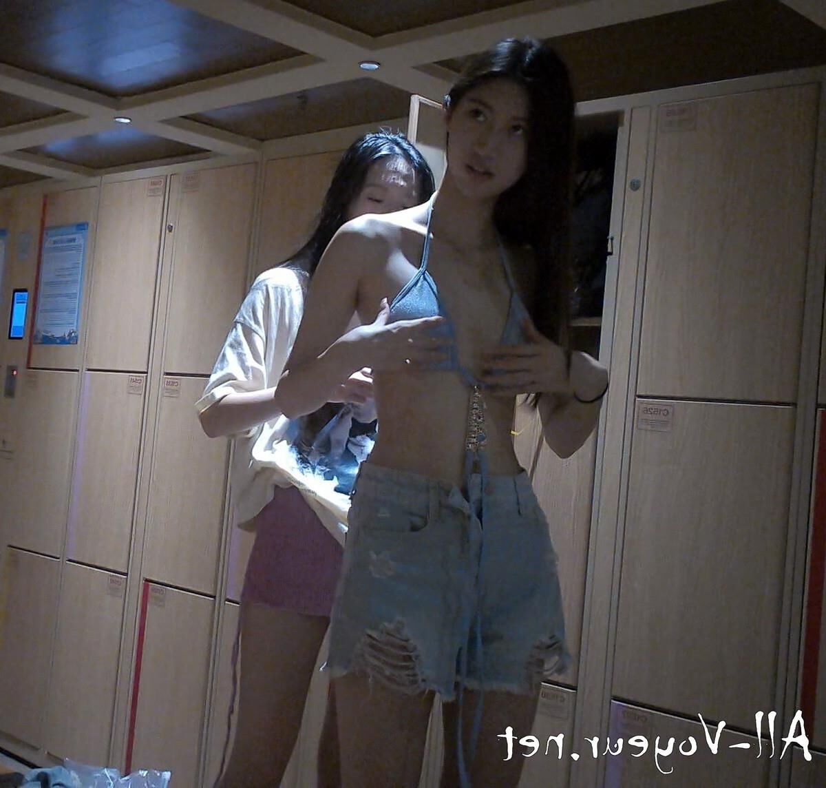 Jeunes filles prenant un bain et se frottant les seins
