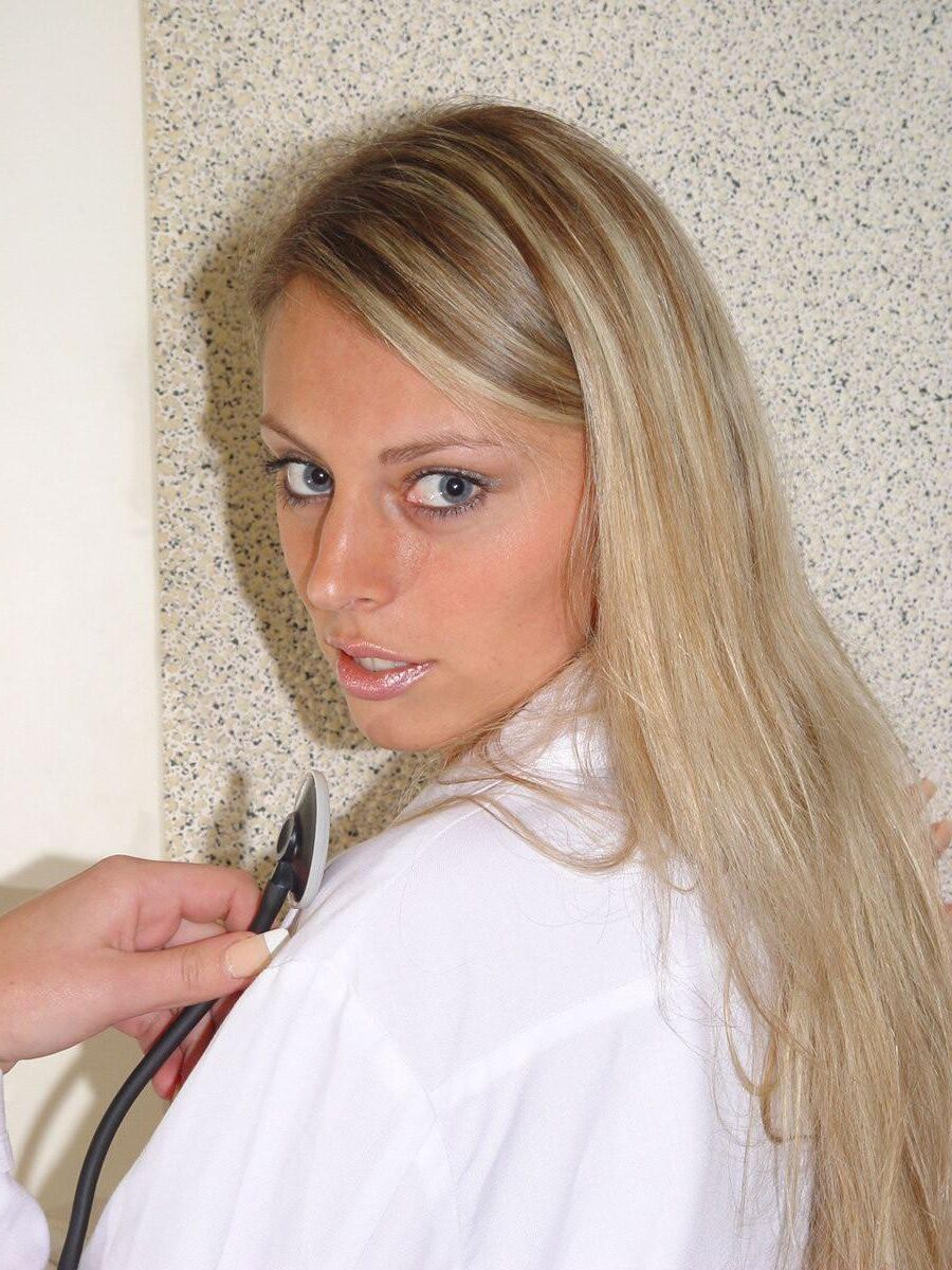 Infirmière blonde en collants rouges