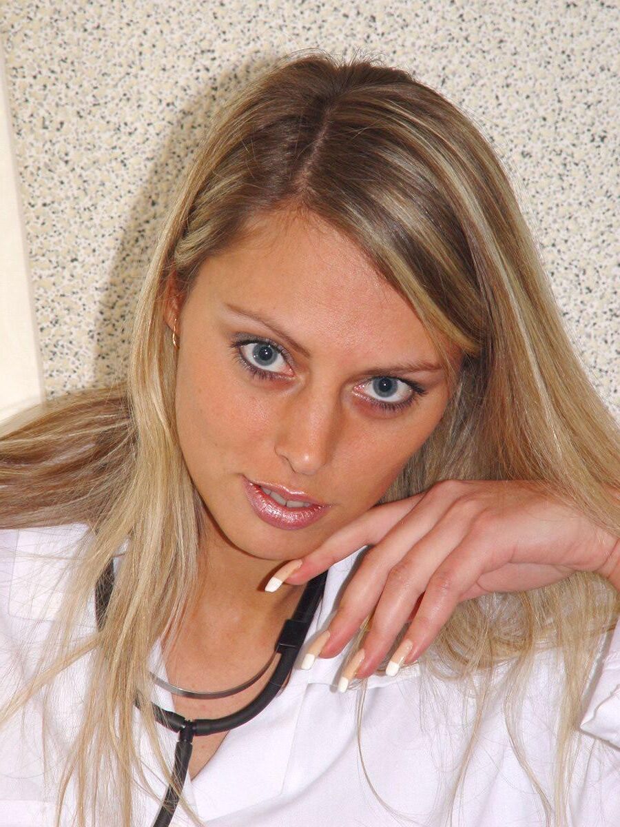 Infirmière blonde en collants rouges