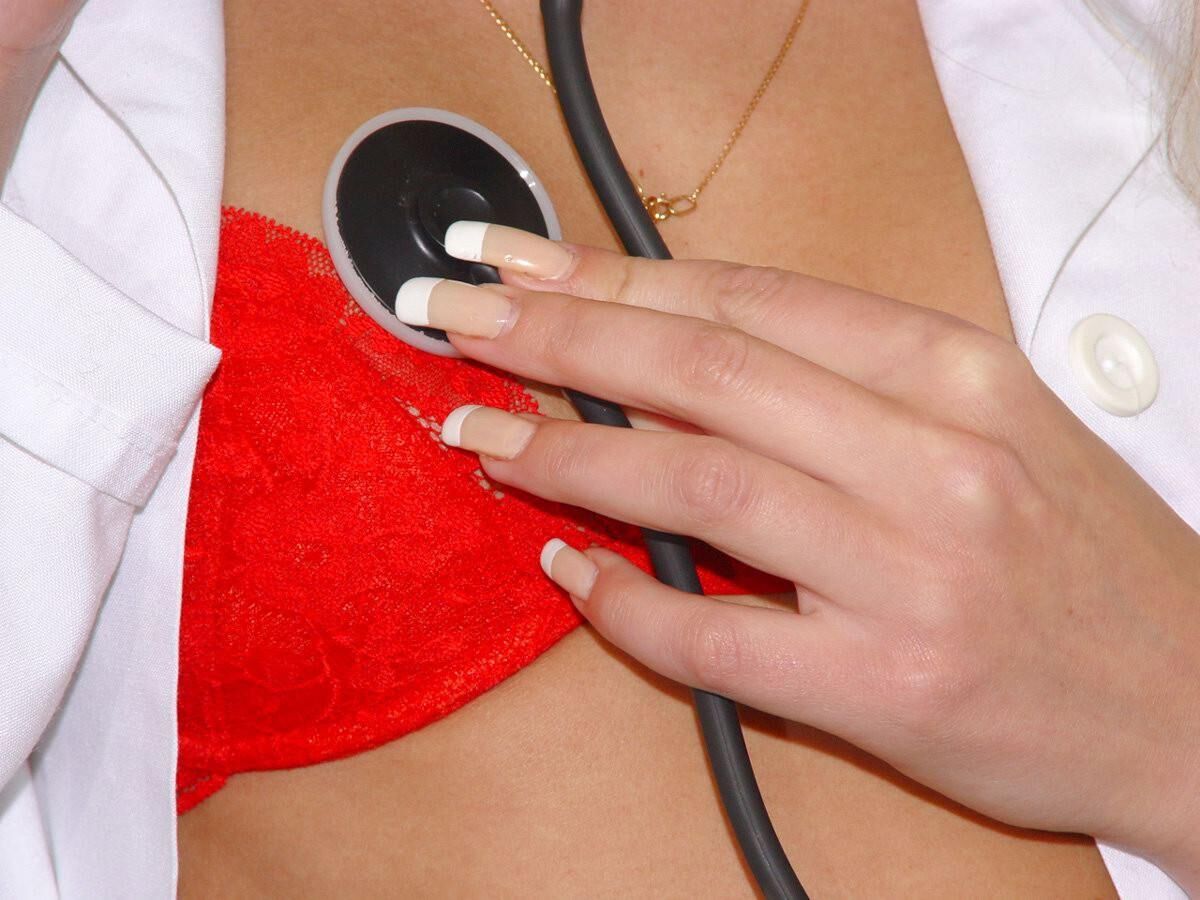 Infirmière blonde en collants rouges