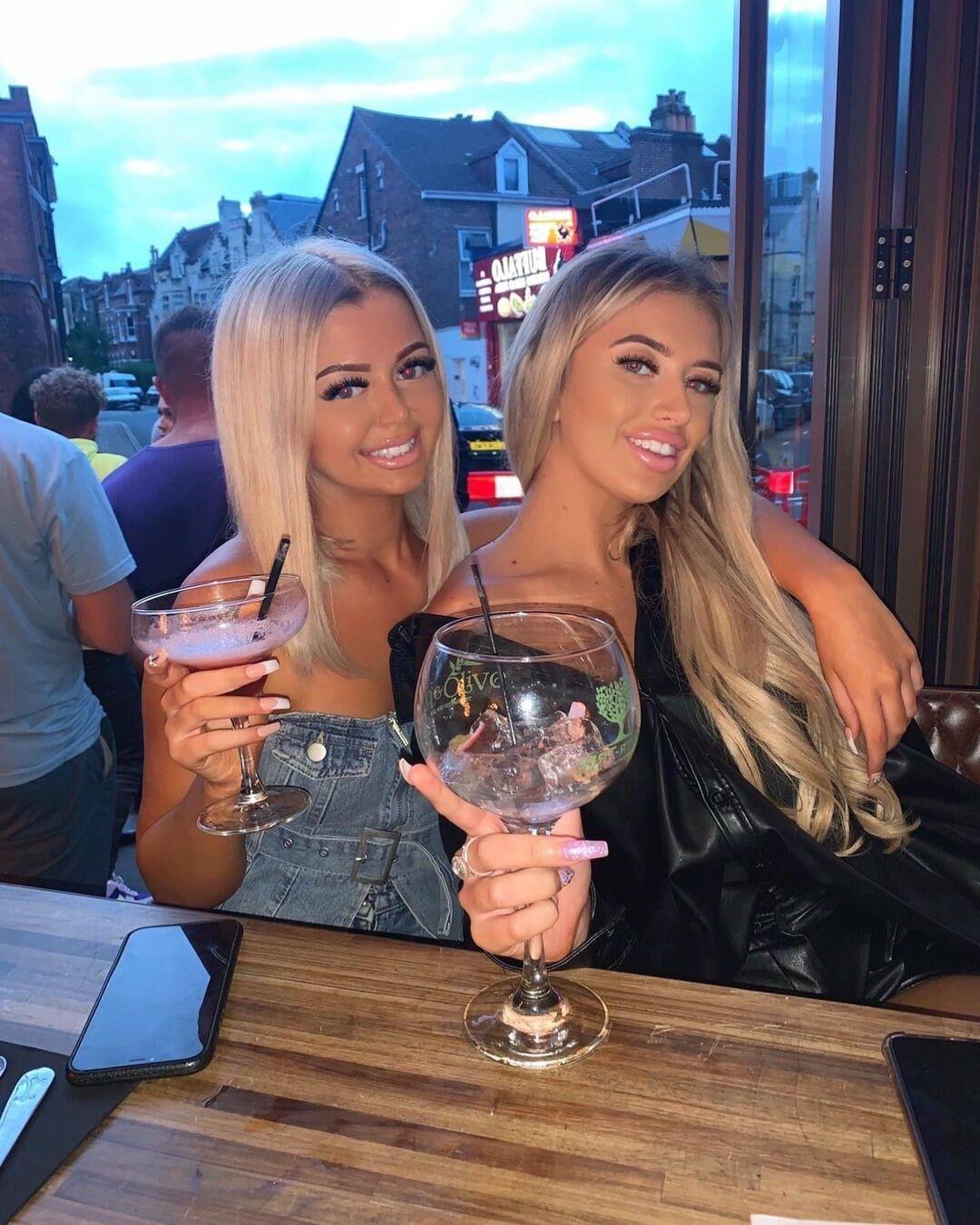 BIMBOS CHAV BITCHES para acariciar e drenar nossas bolas cheias tão rápido