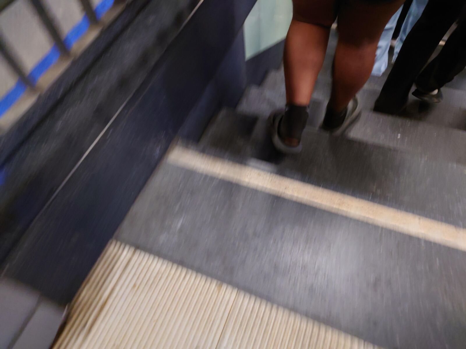 大きなトラブルの白人：汚れた汗をかいた黒い靴下