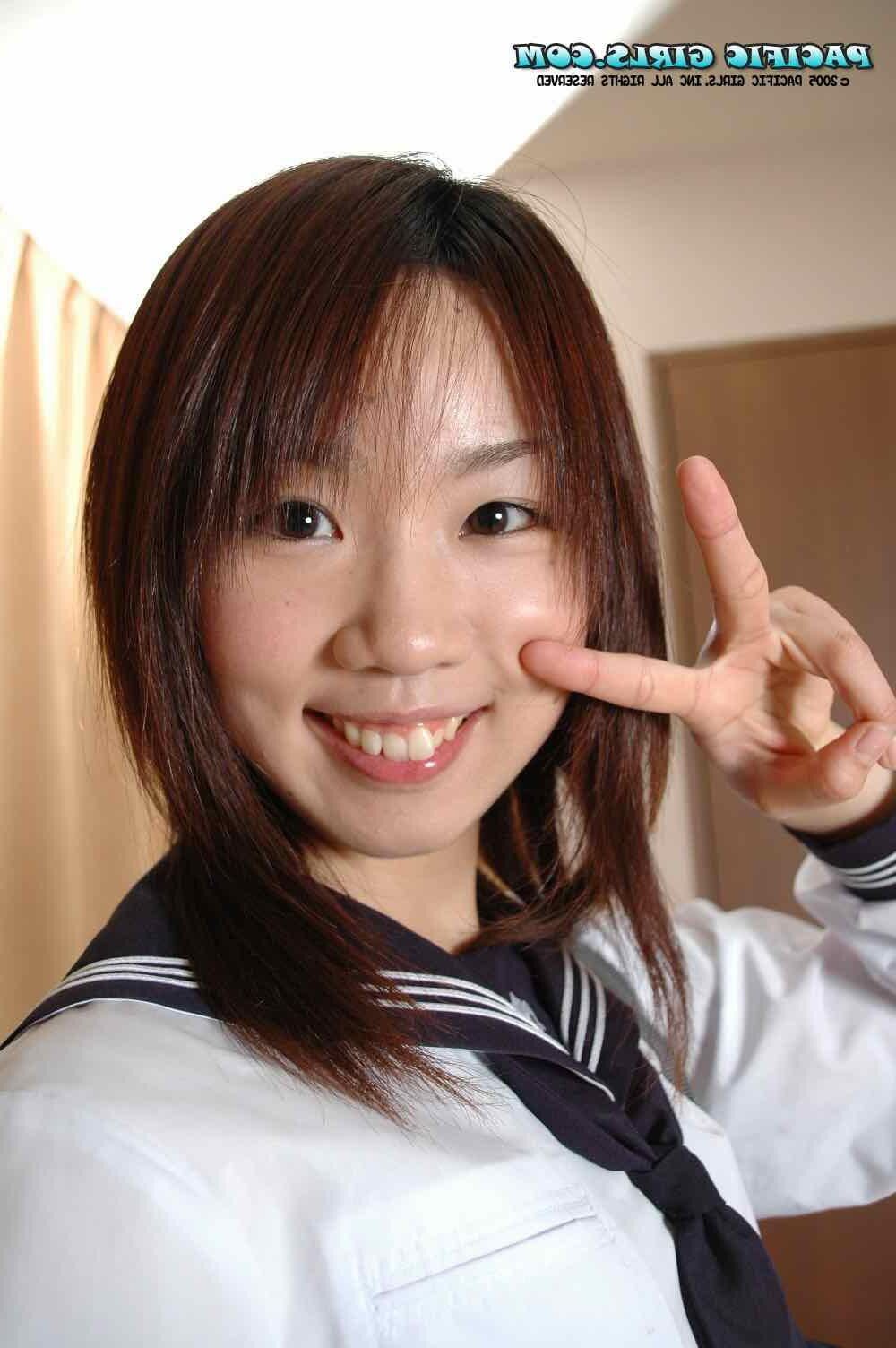 Pacificgirls Misato jouant autour