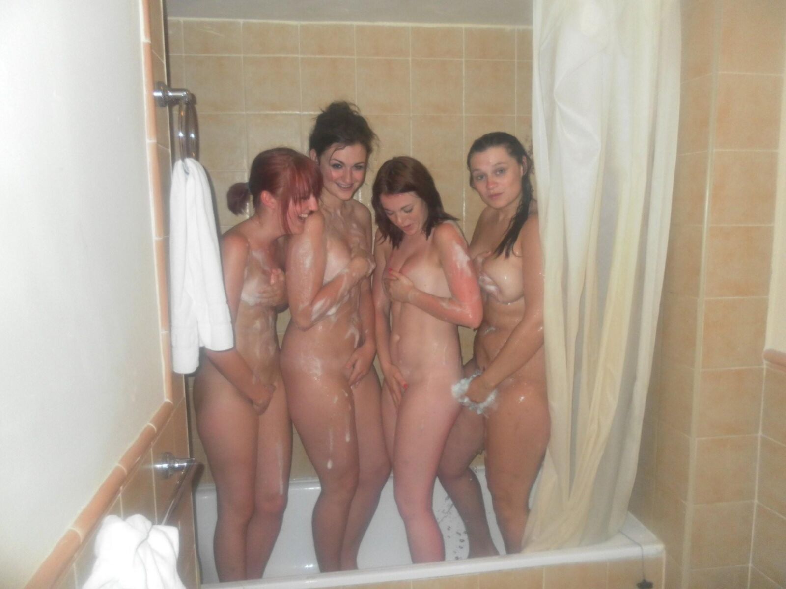 Filles de ville natale sous la douche