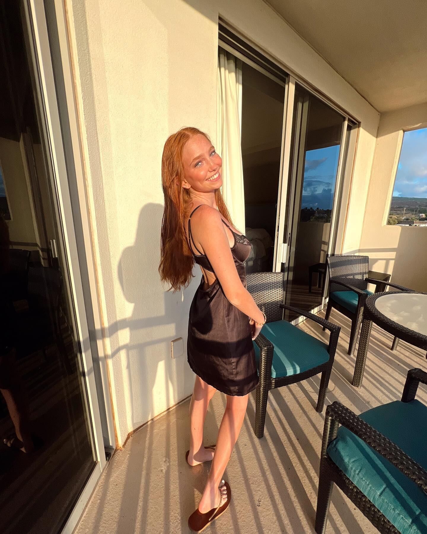 Adolescent de bikini rousse