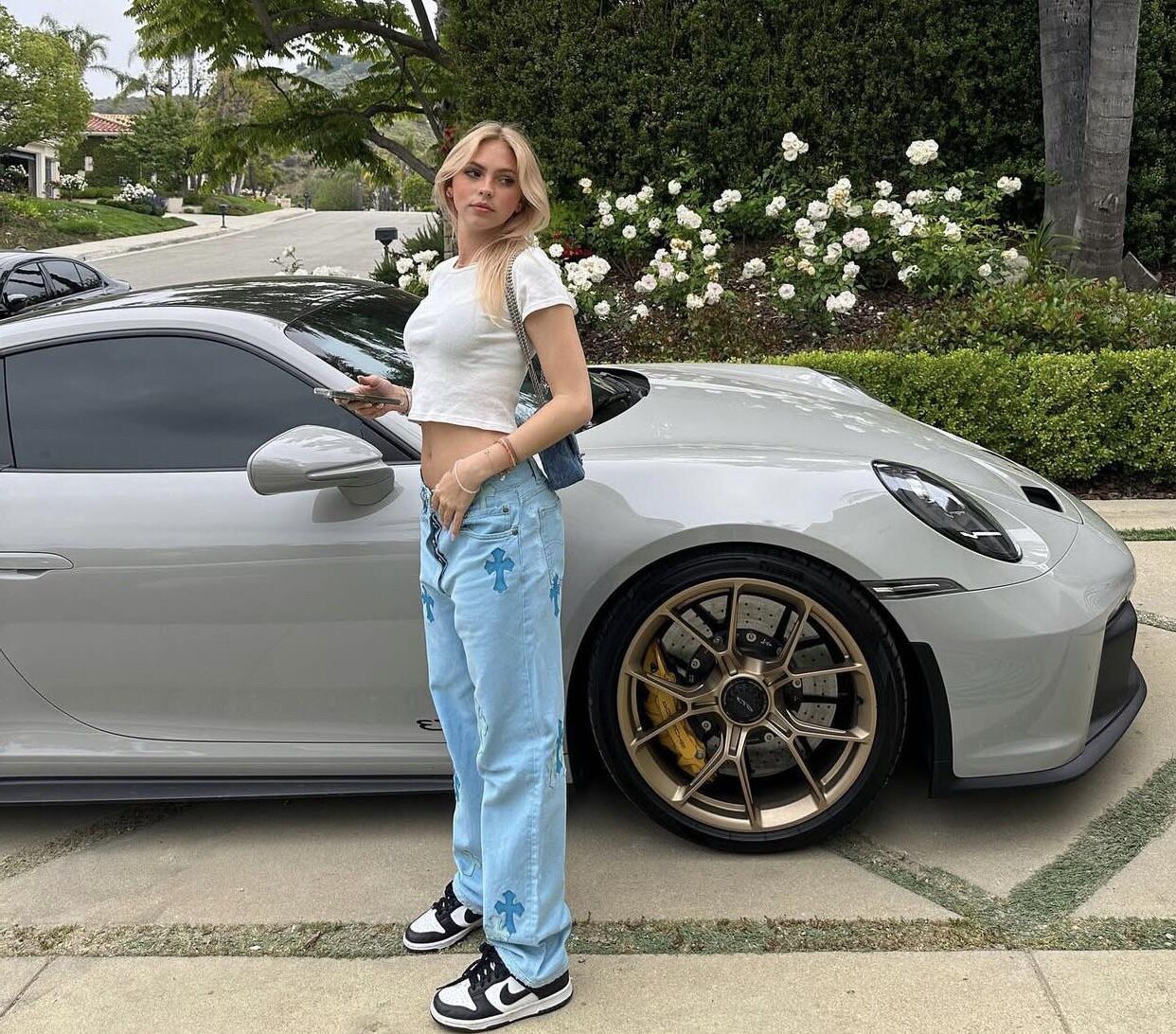 Jordyn Jones Girl Hot avec voitures chaudes