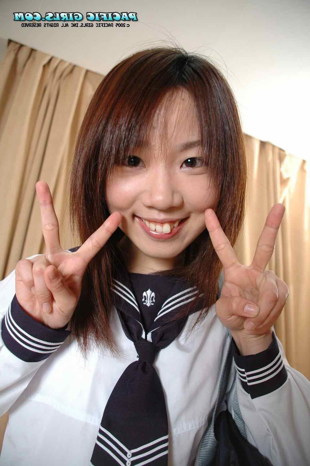 Pacificgirls Misato jouant autour