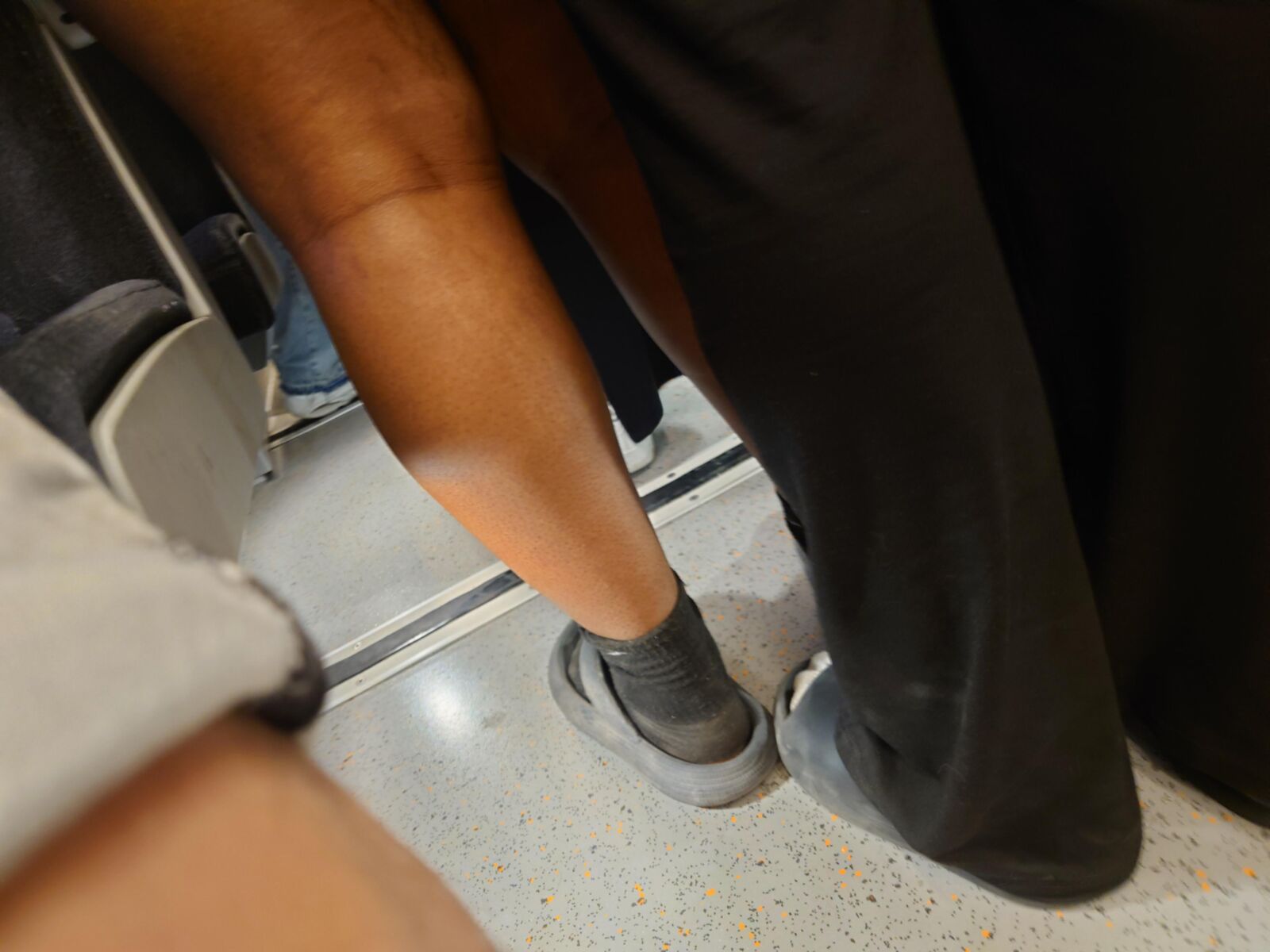 大きなトラブルの白人：汚れた汗をかいた黒い靴下