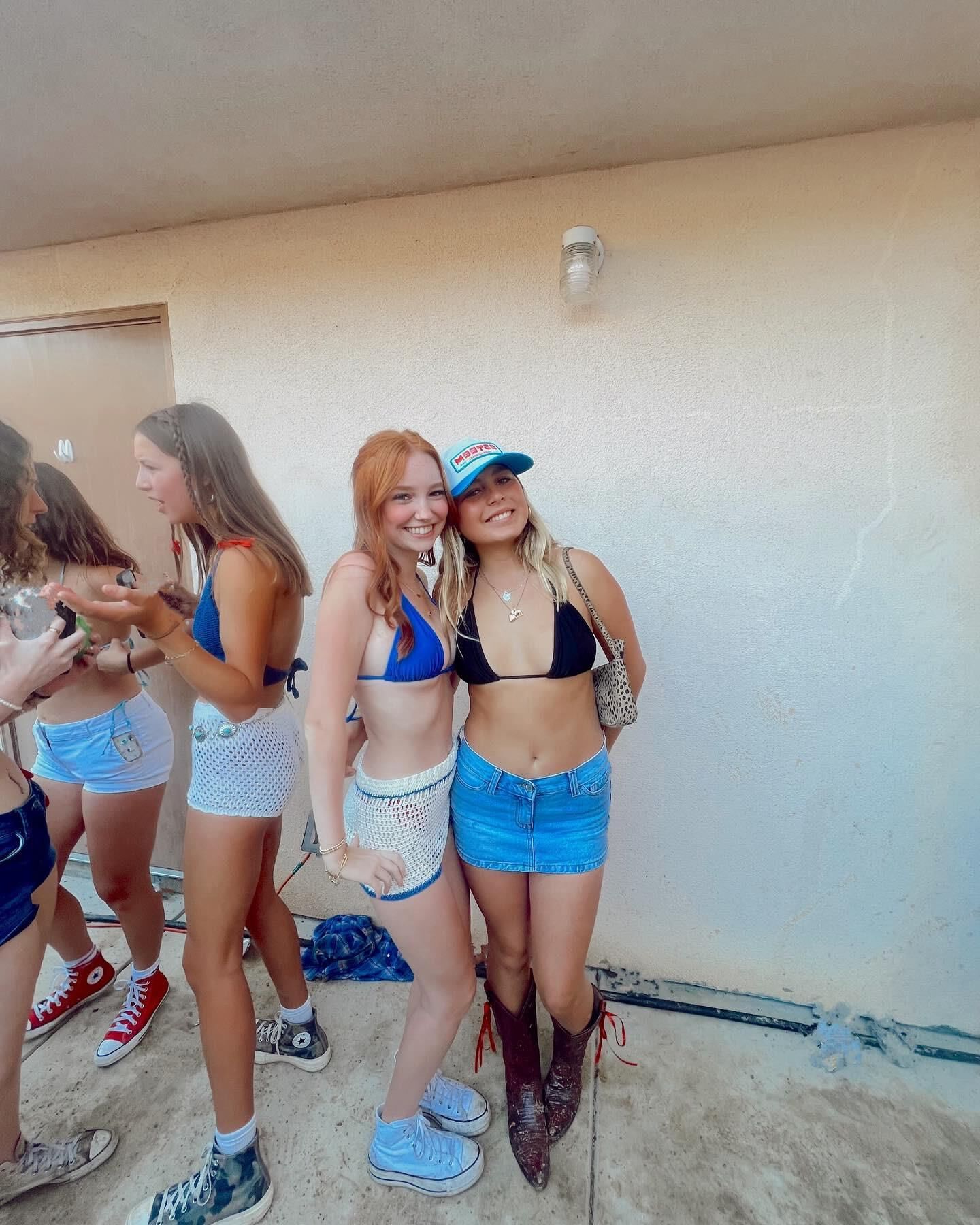 Adolescent de bikini rousse