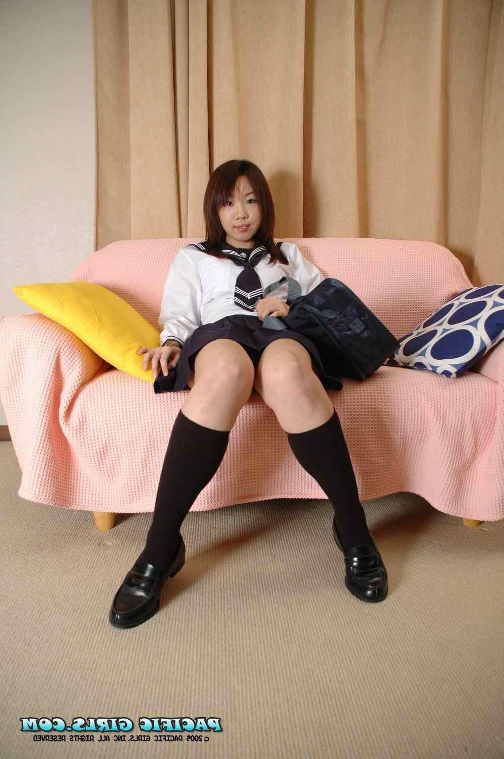 Pacificgirls Misato jouant autour