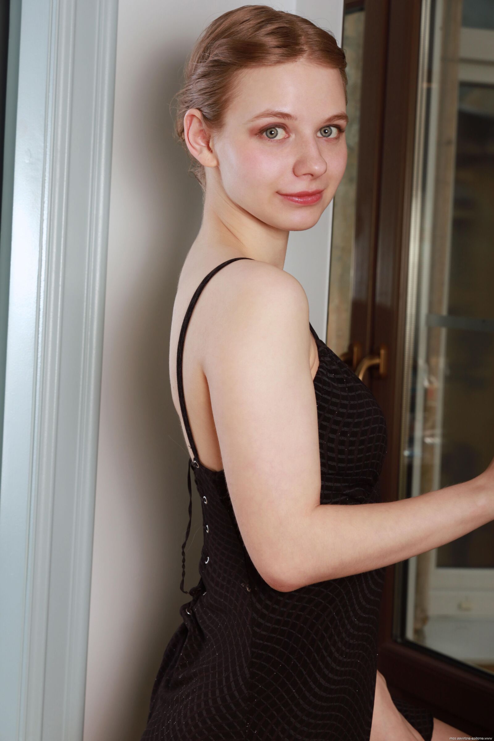 Robe noire Balla adolescente mignonne