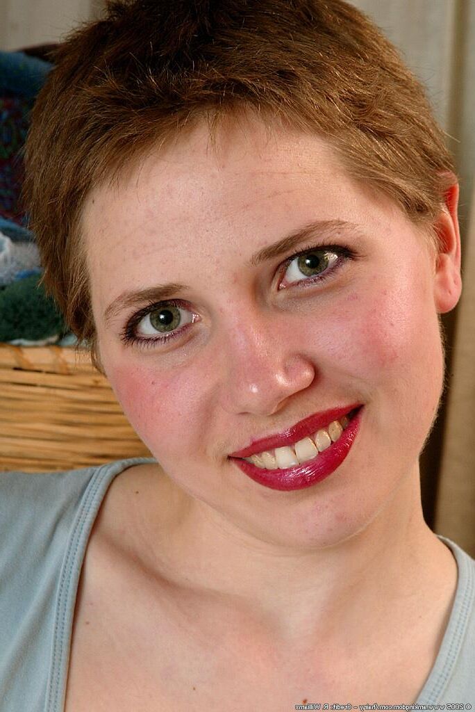 Carine de beauté poilue mignonne carine
