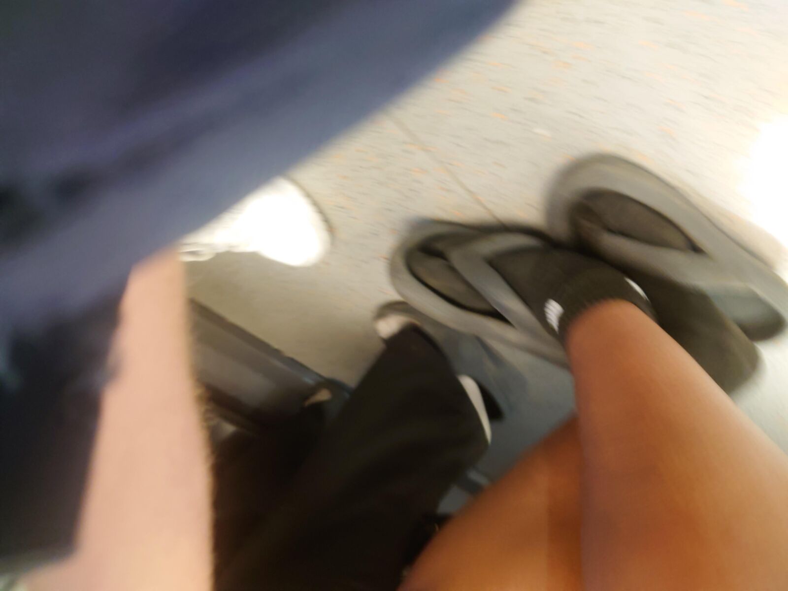 大きなトラブルの白人：汚れた汗をかいた黒い靴下