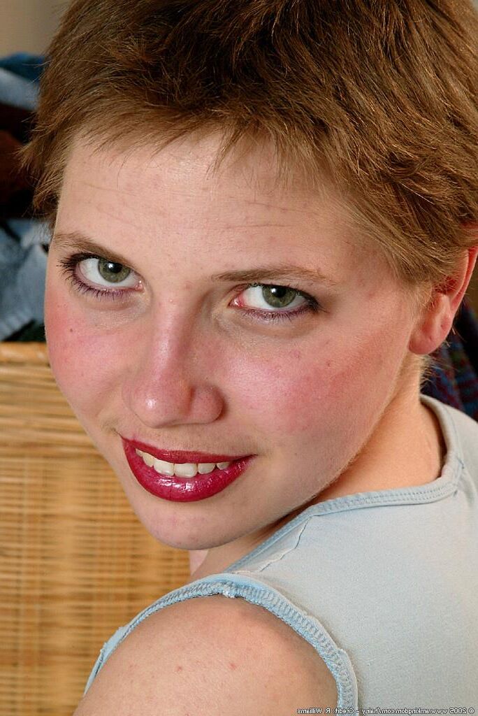 Carine de beauté poilue mignonne carine