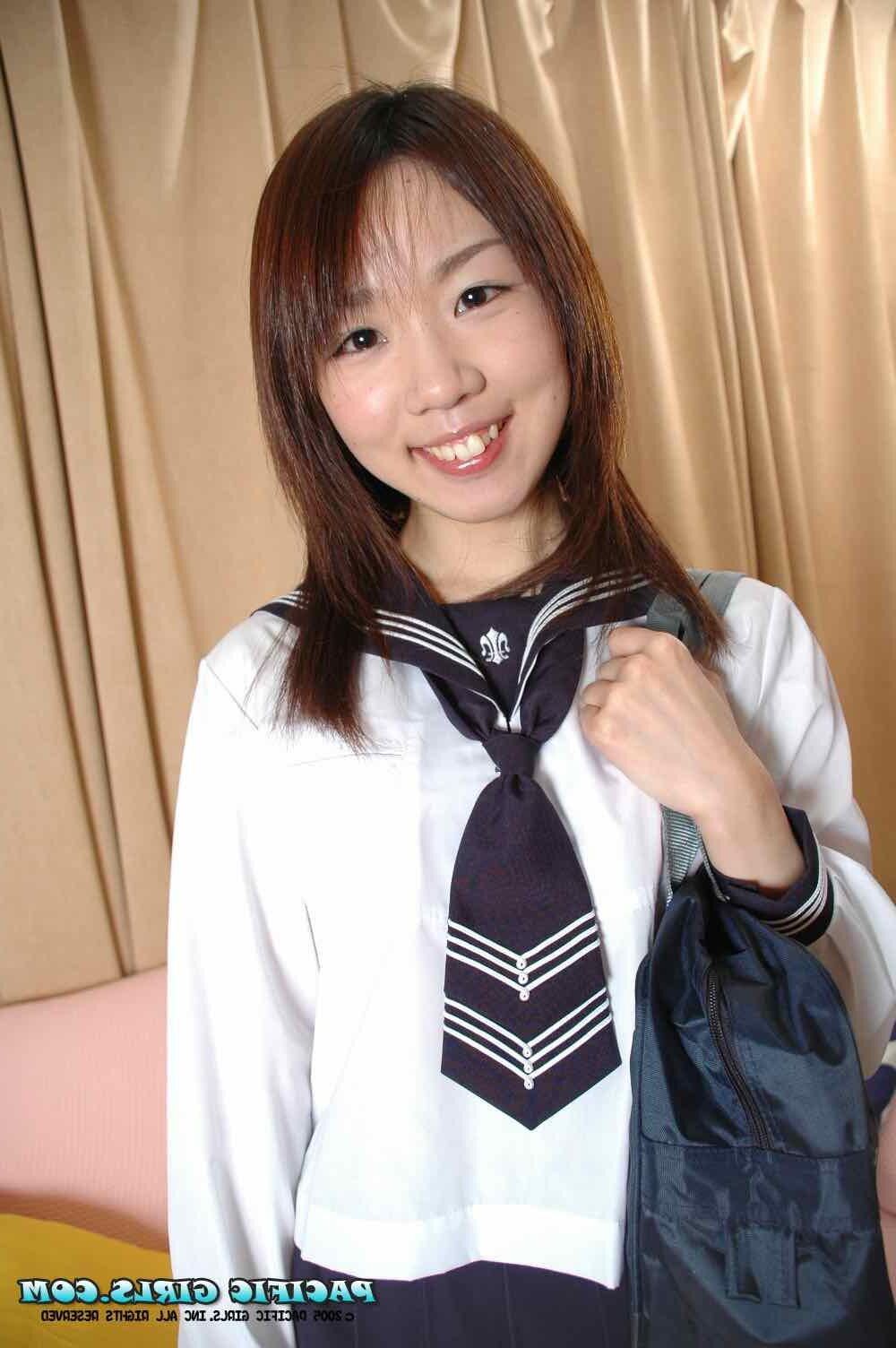 Pacificgirls Misato jouant autour