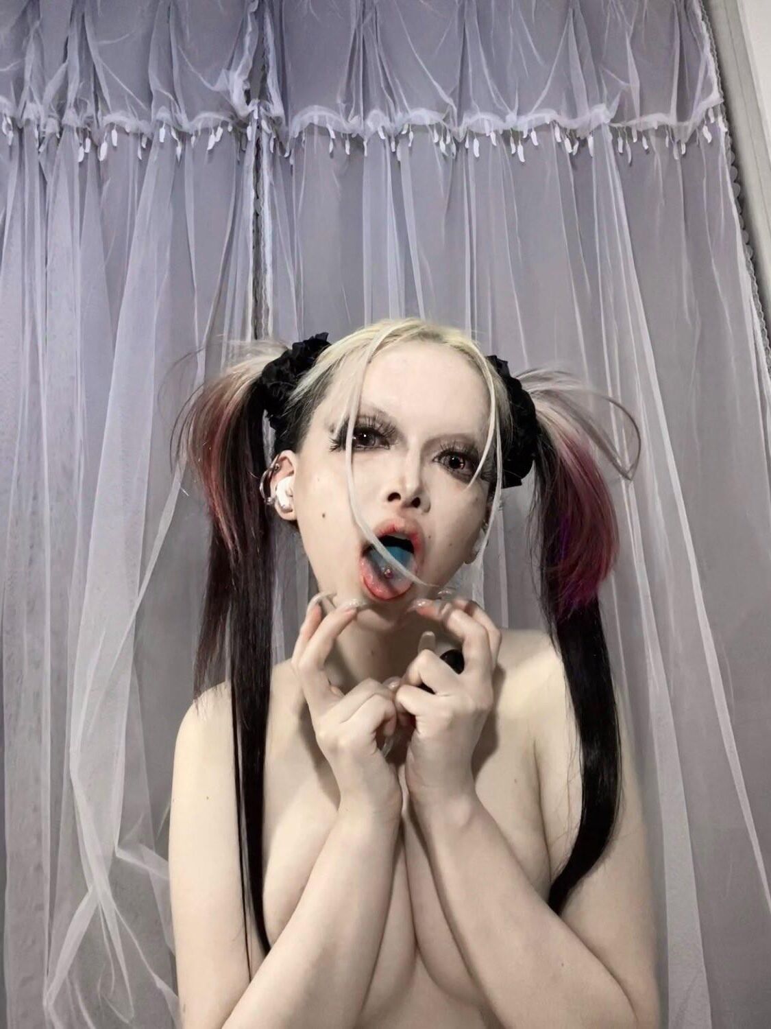 Hirari = Goth/Cosplayer