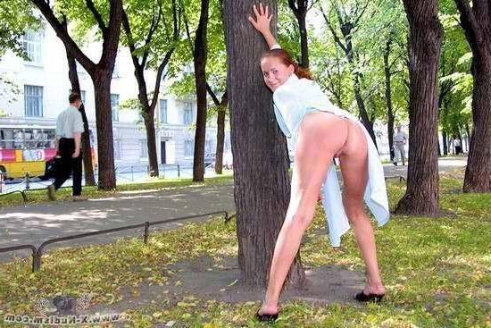Занудная девушка на открытом воздухе