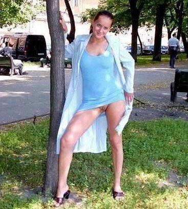 Занудная девушка на открытом воздухе
