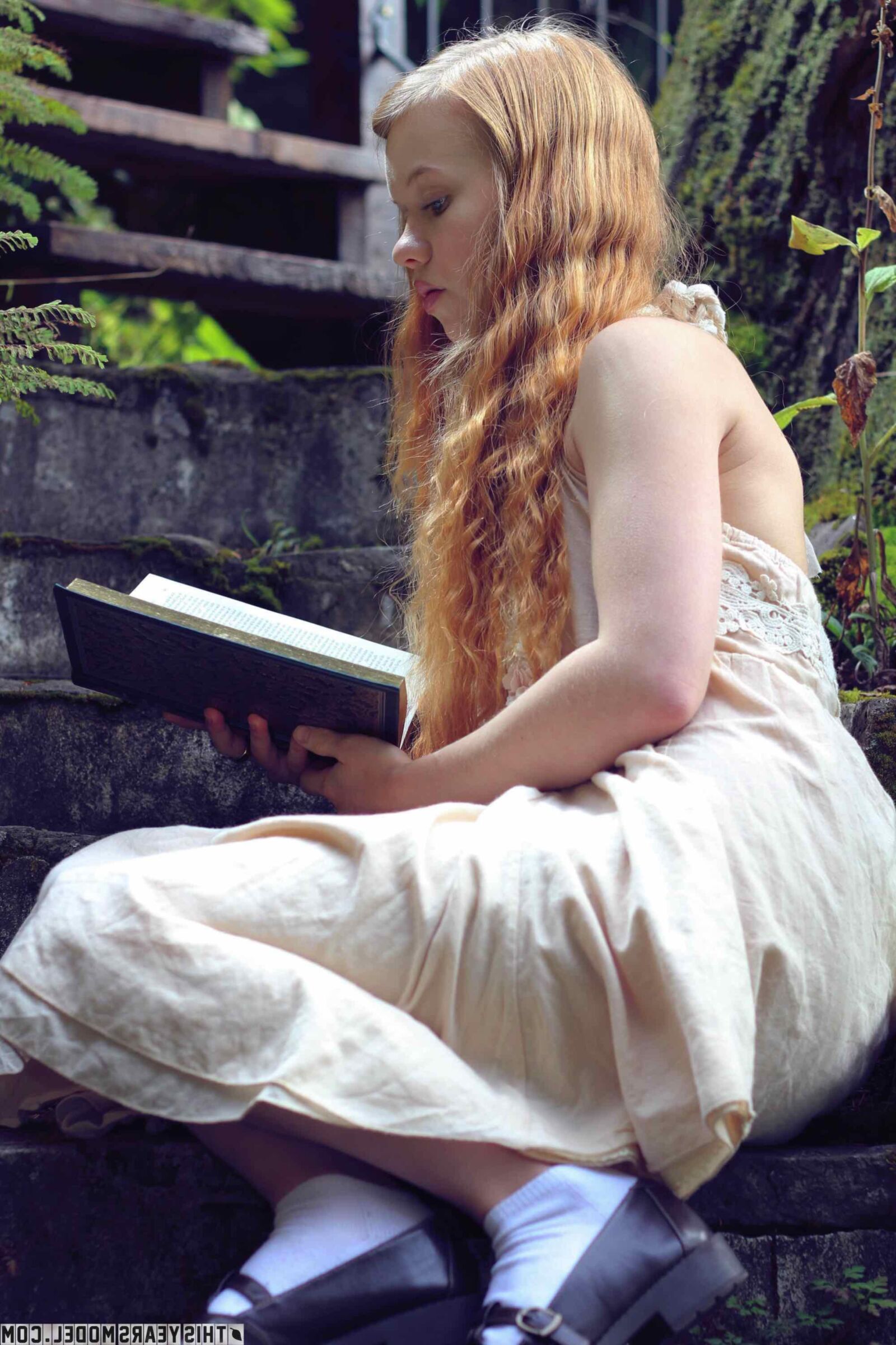 Thisyearsmodel dolly poca lectura su libro